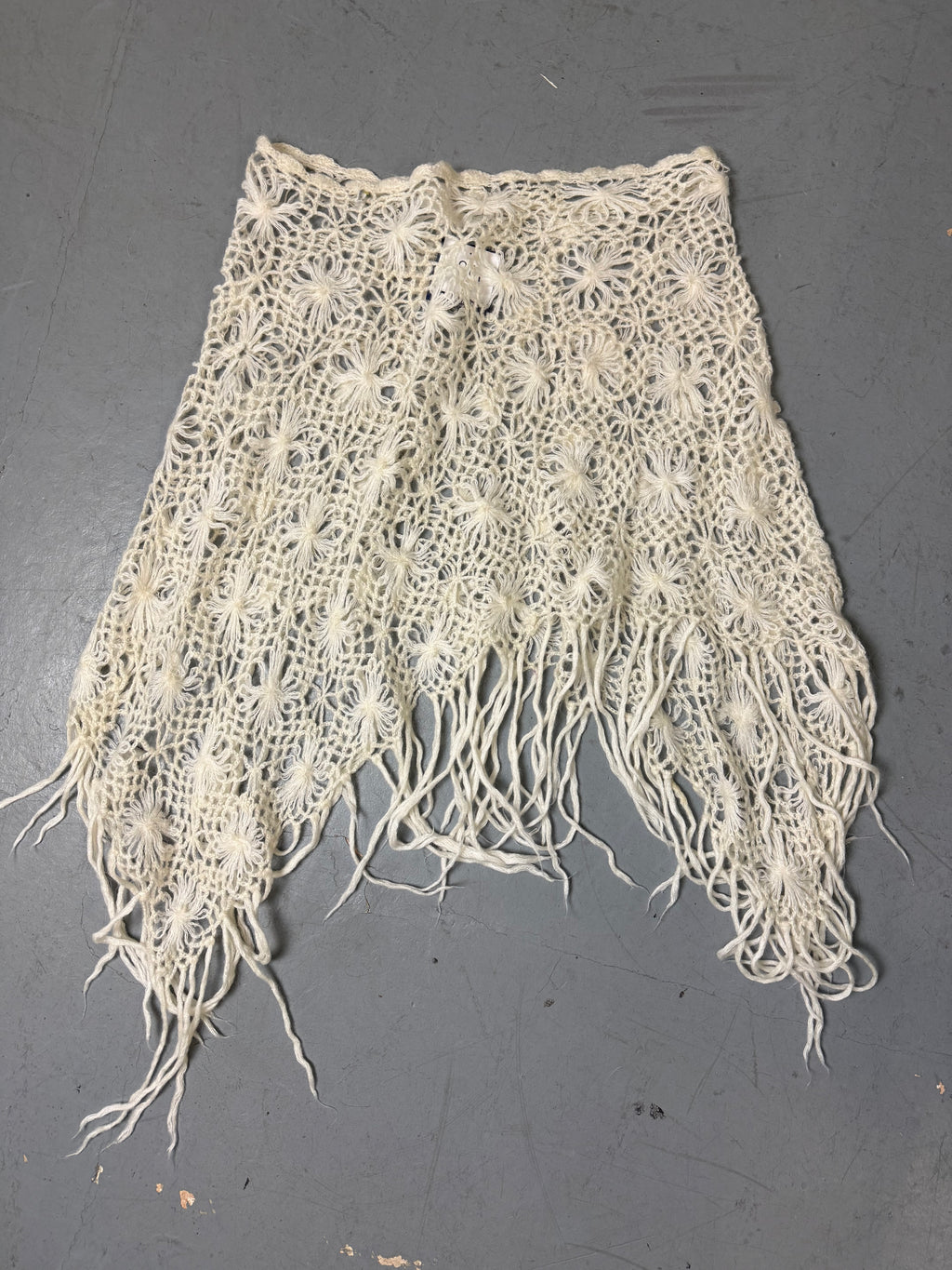 Ein cremefarbener Rock in L gestrickt im Blumenmuster 