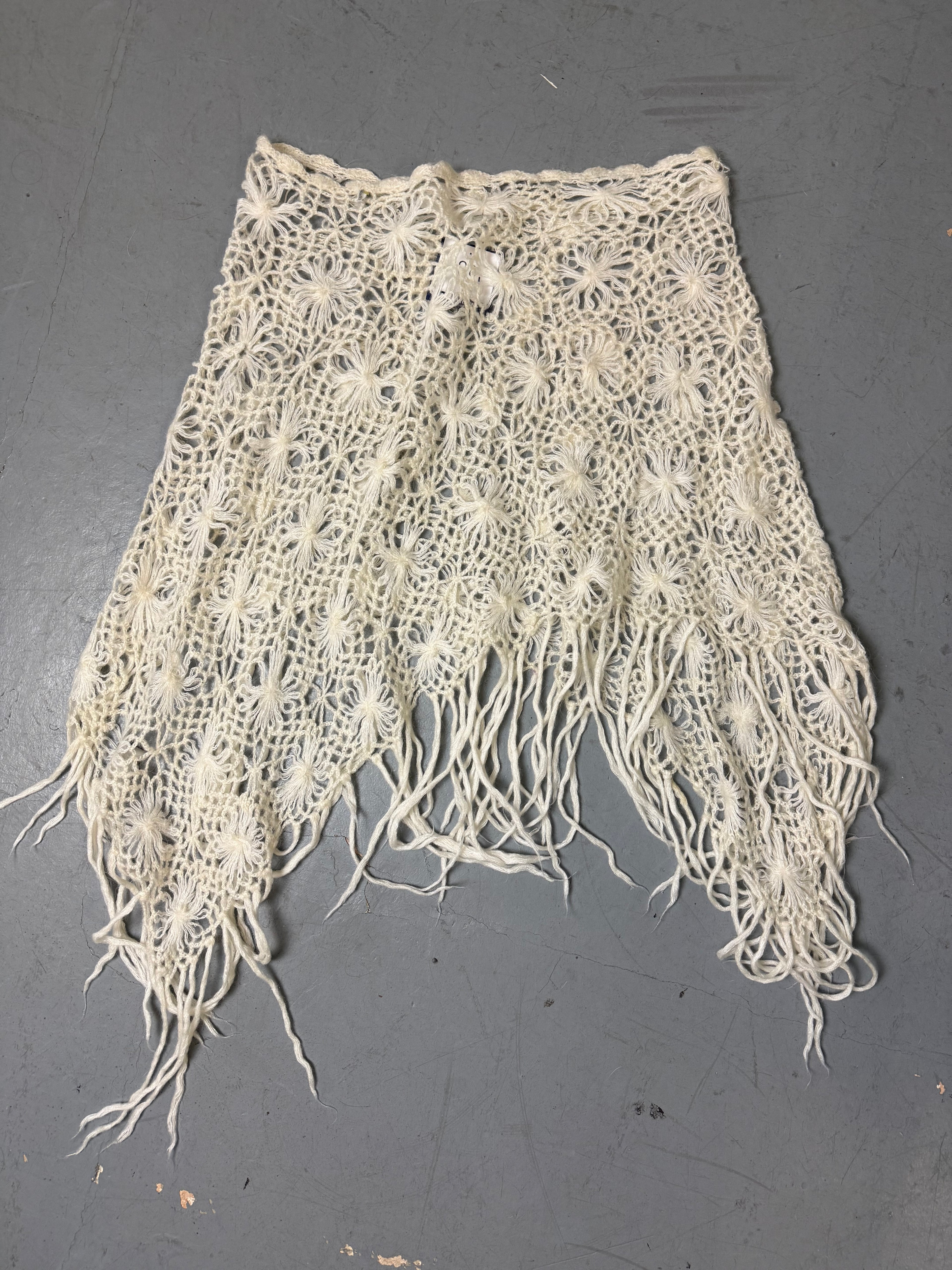 Ein cremefarbener Rock in L gestrickt im Blumenmuster 