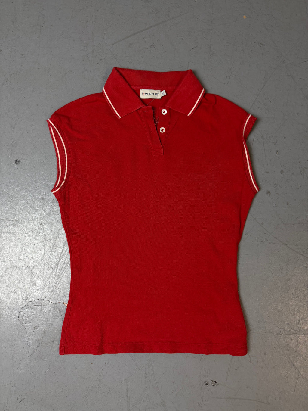 Ein rotes Moncler Polo ärmellos mit Moncler auf dem Rücken 