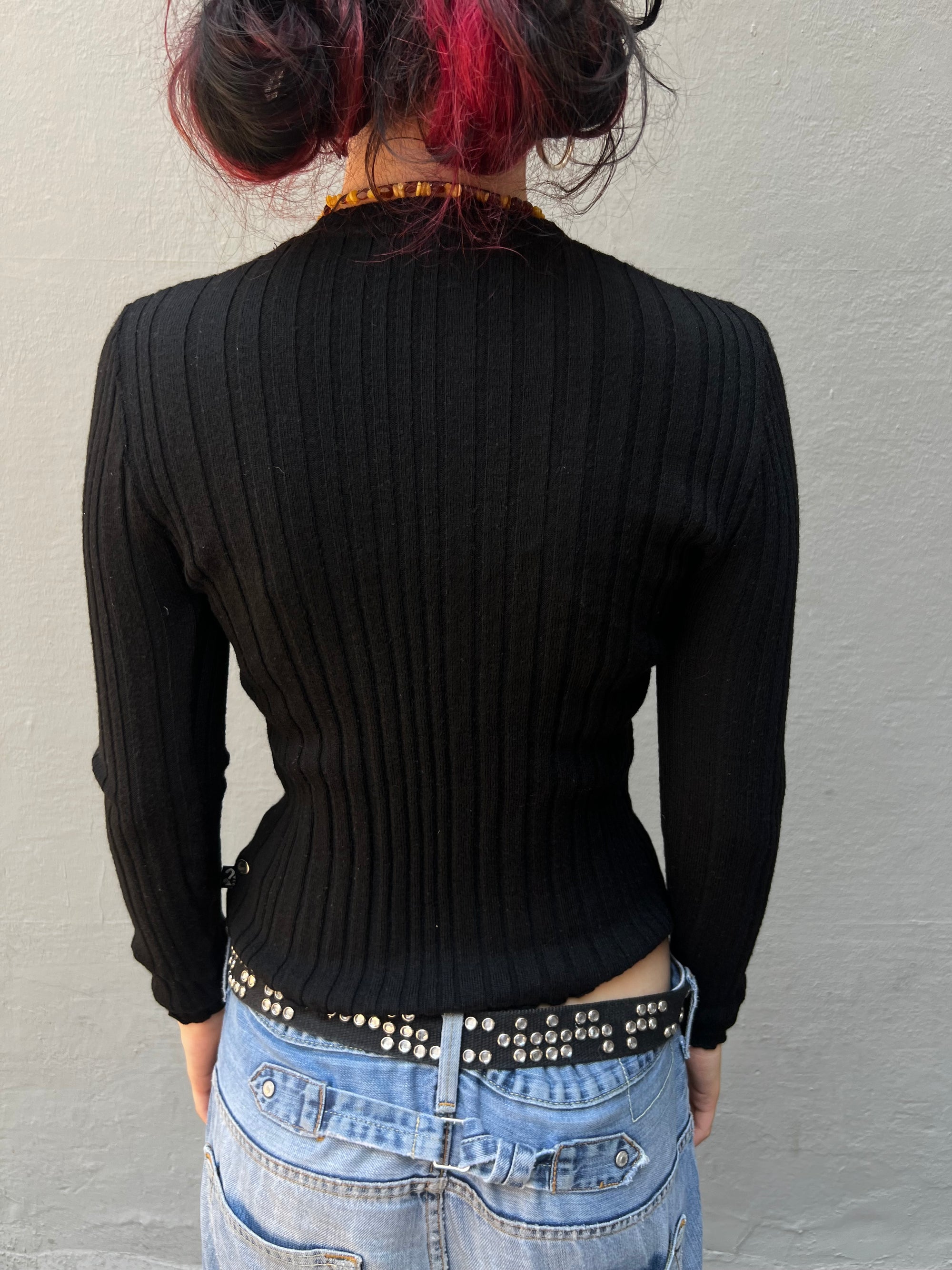 Ein schwarzer Strickpullover von Guess mit V Neck in S