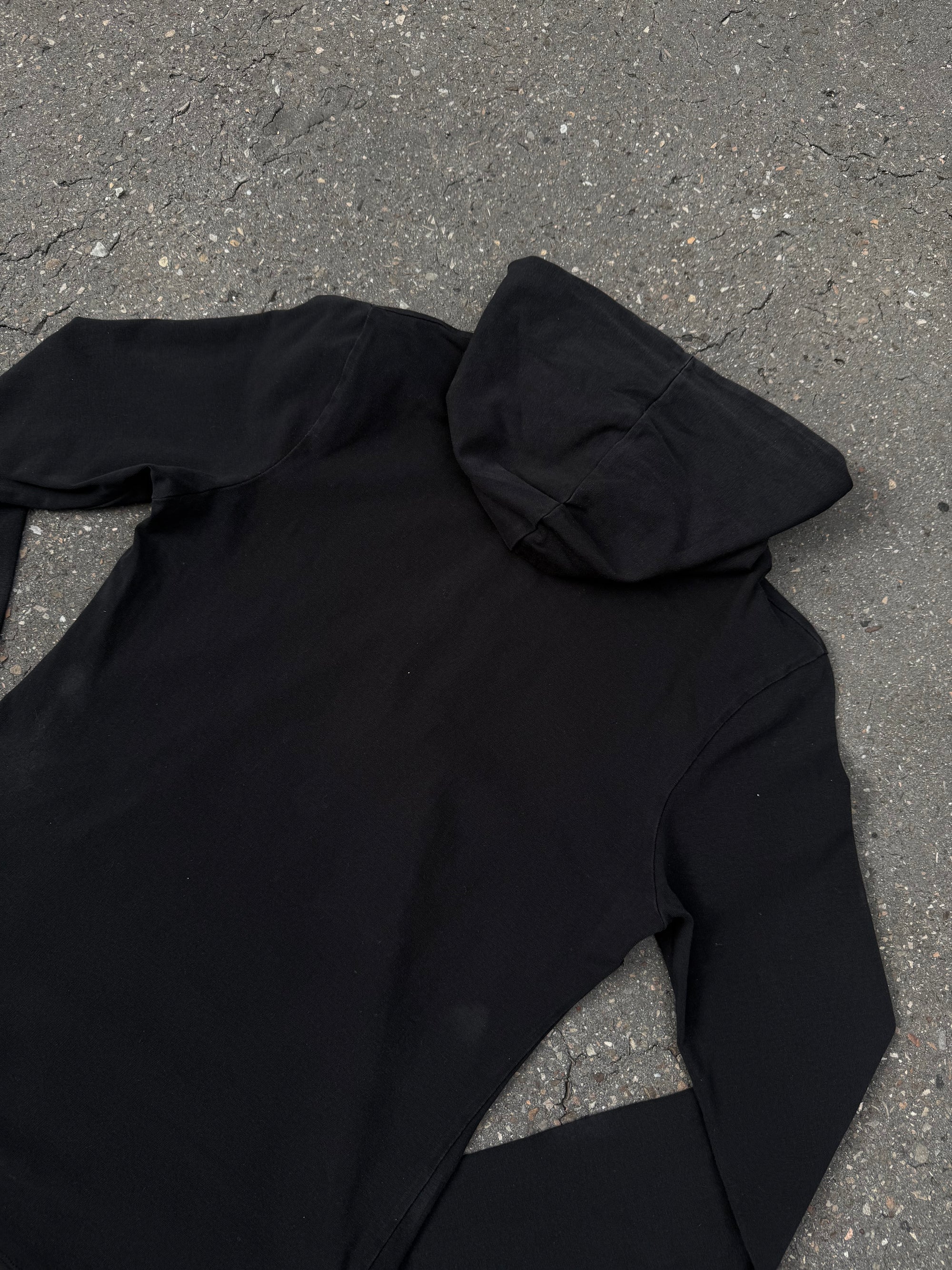 Ein schwarzes Burberry Half Zip Longsleeve mit Gold Reißverschluss und dem Burberry Muster in der Kaputze