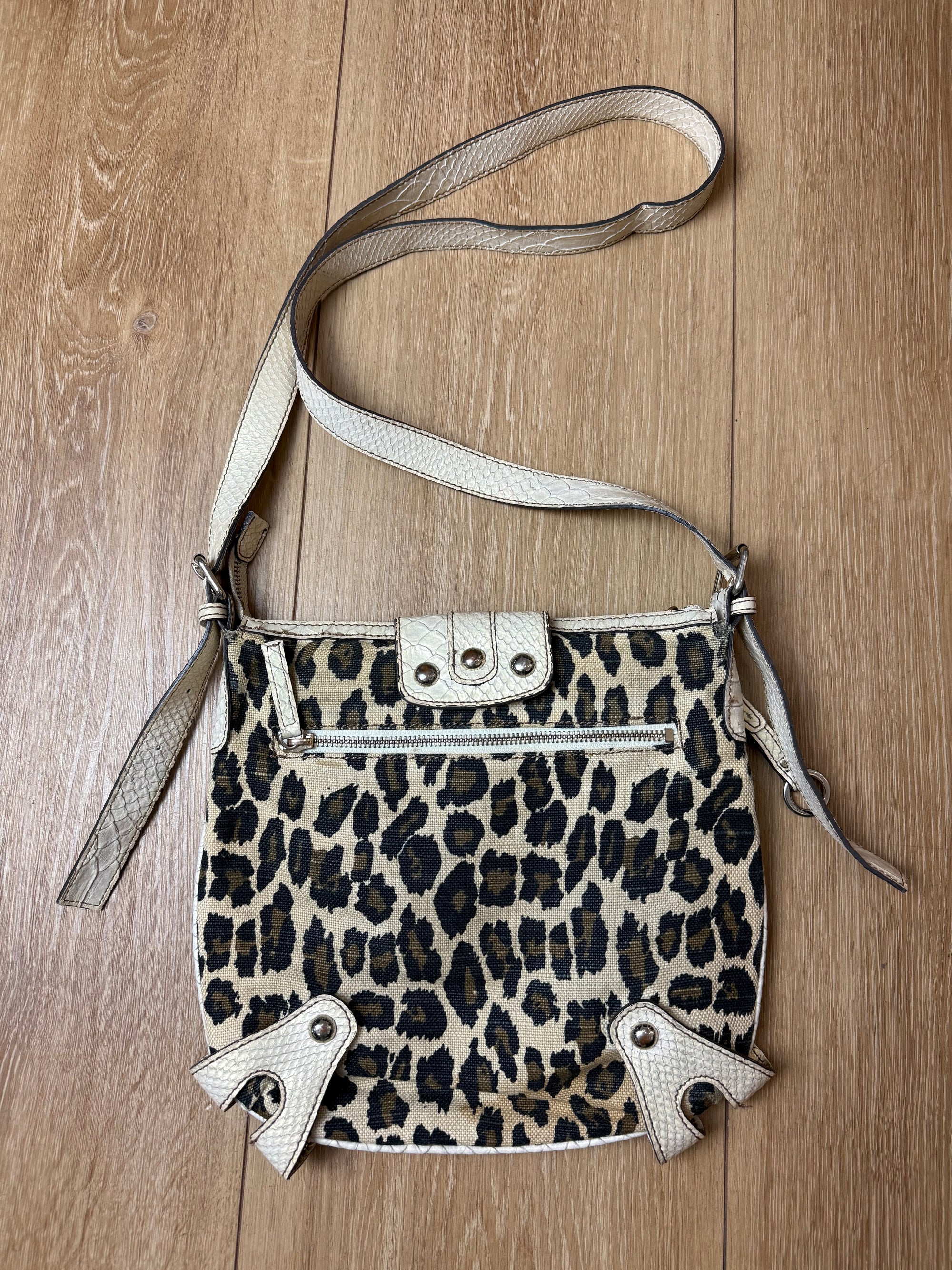 Produktbild von einer Vintage Leopard Y2K Guess Shoulder Bag von hinten