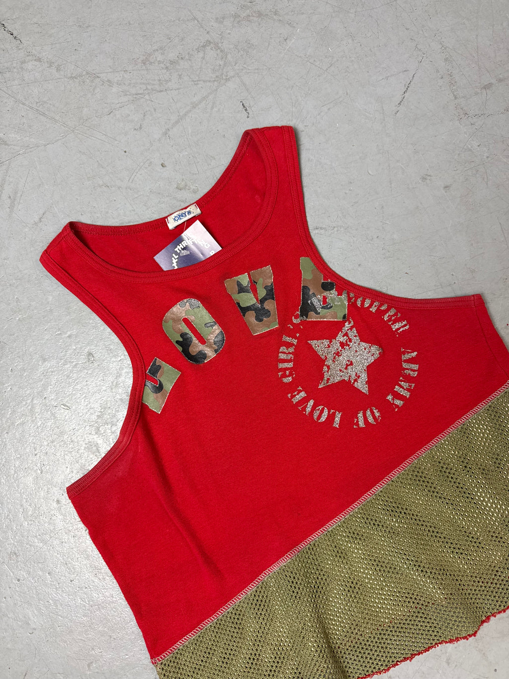 Detailliertes Produktbild von Vintage Onyx Red and Green Tank Top M von vorne