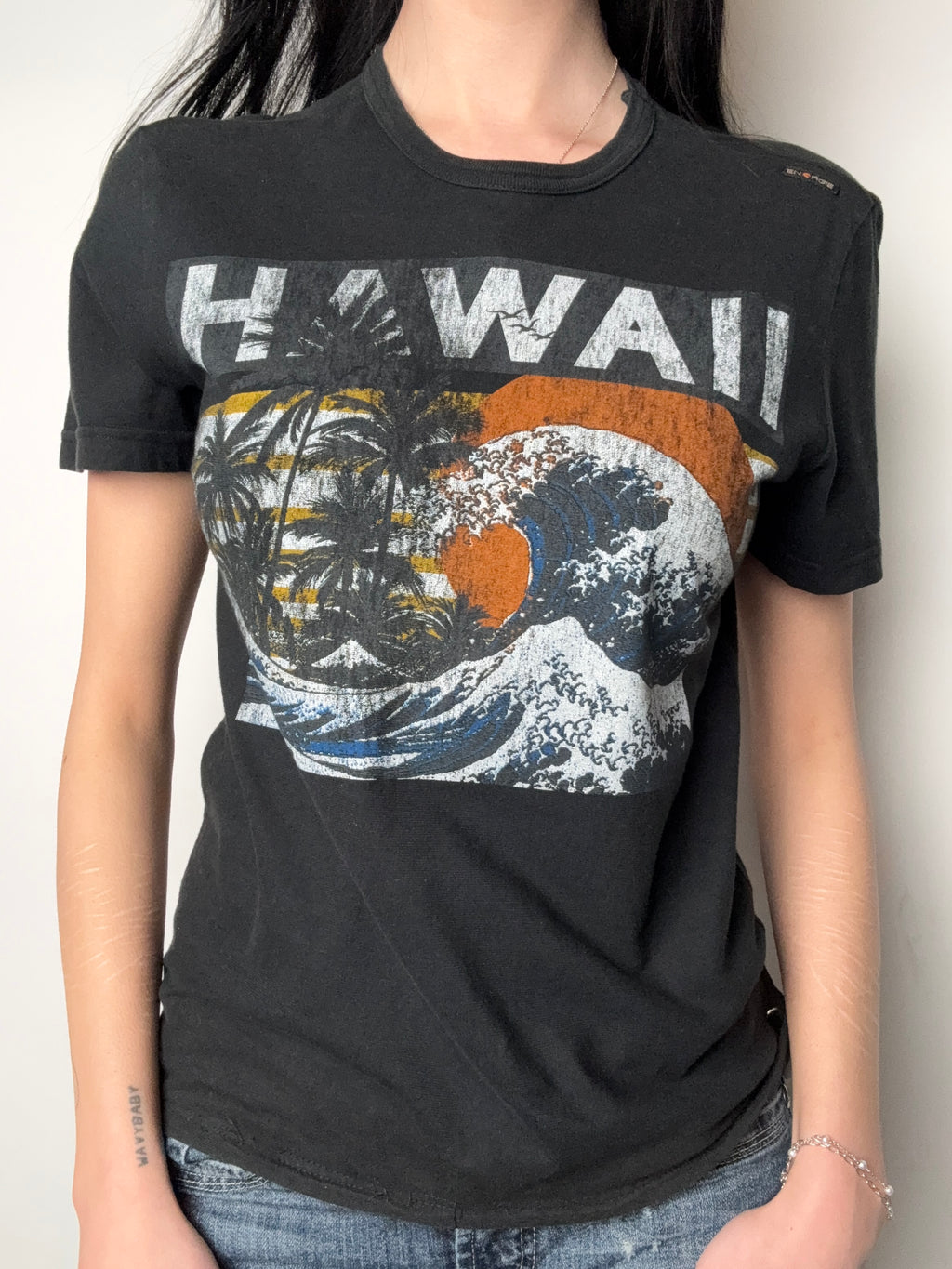 Vintage Energie Black Hawaii Printed T-Shirt for boys. Y2K Second Hand 2000s Fashion 