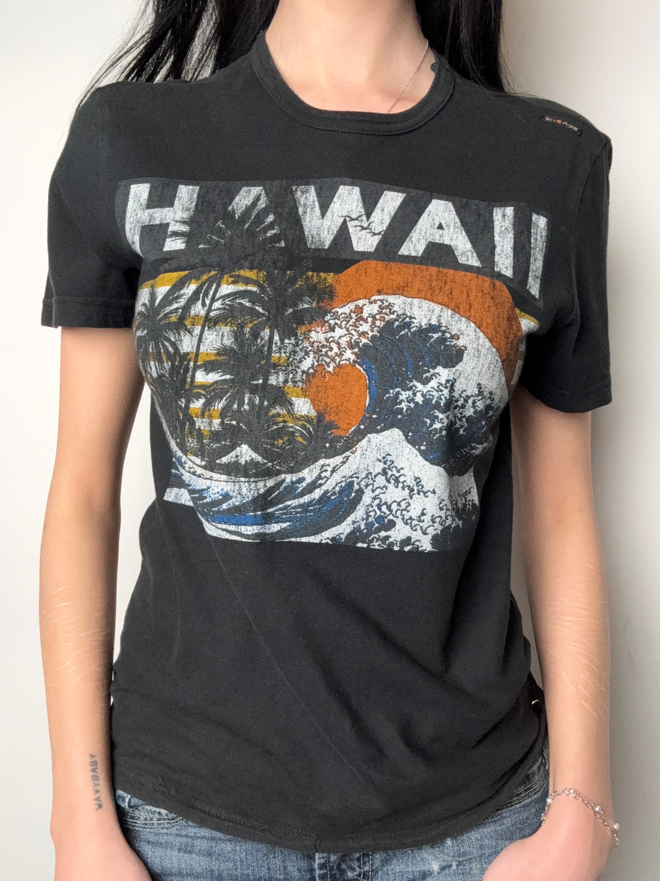 Vintage Energie Black Hawaii Printed T-Shirt for boys. Y2K Second Hand 2000s Fashion 