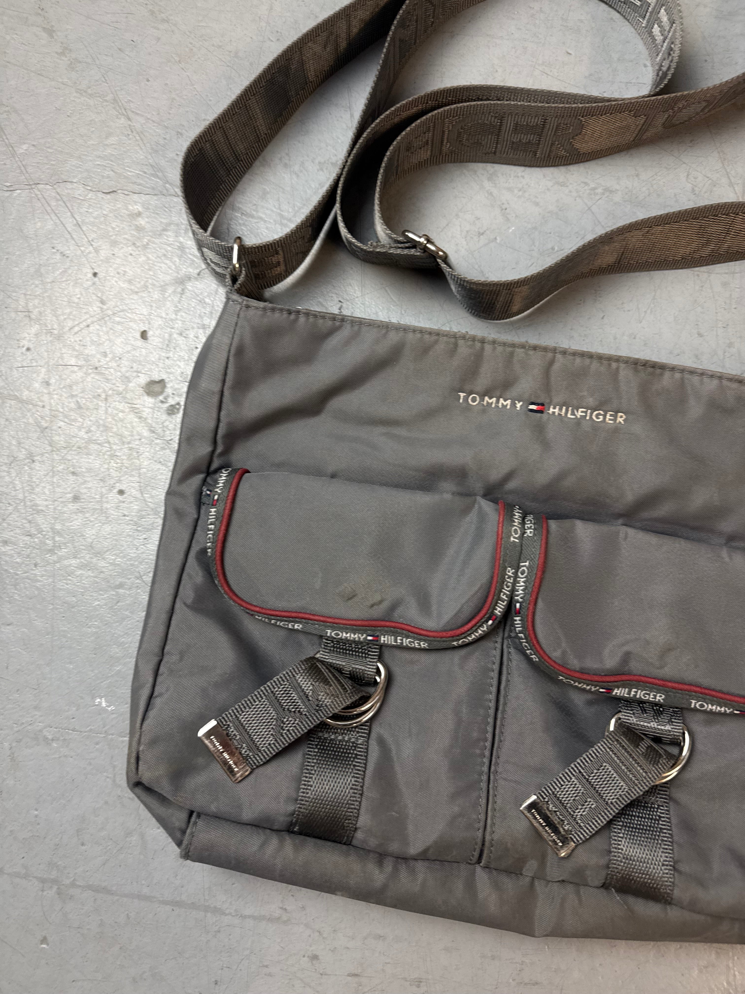 Detailbild von Vintage Tommy Hilfiger Grey Crossbody Bag von vorne 