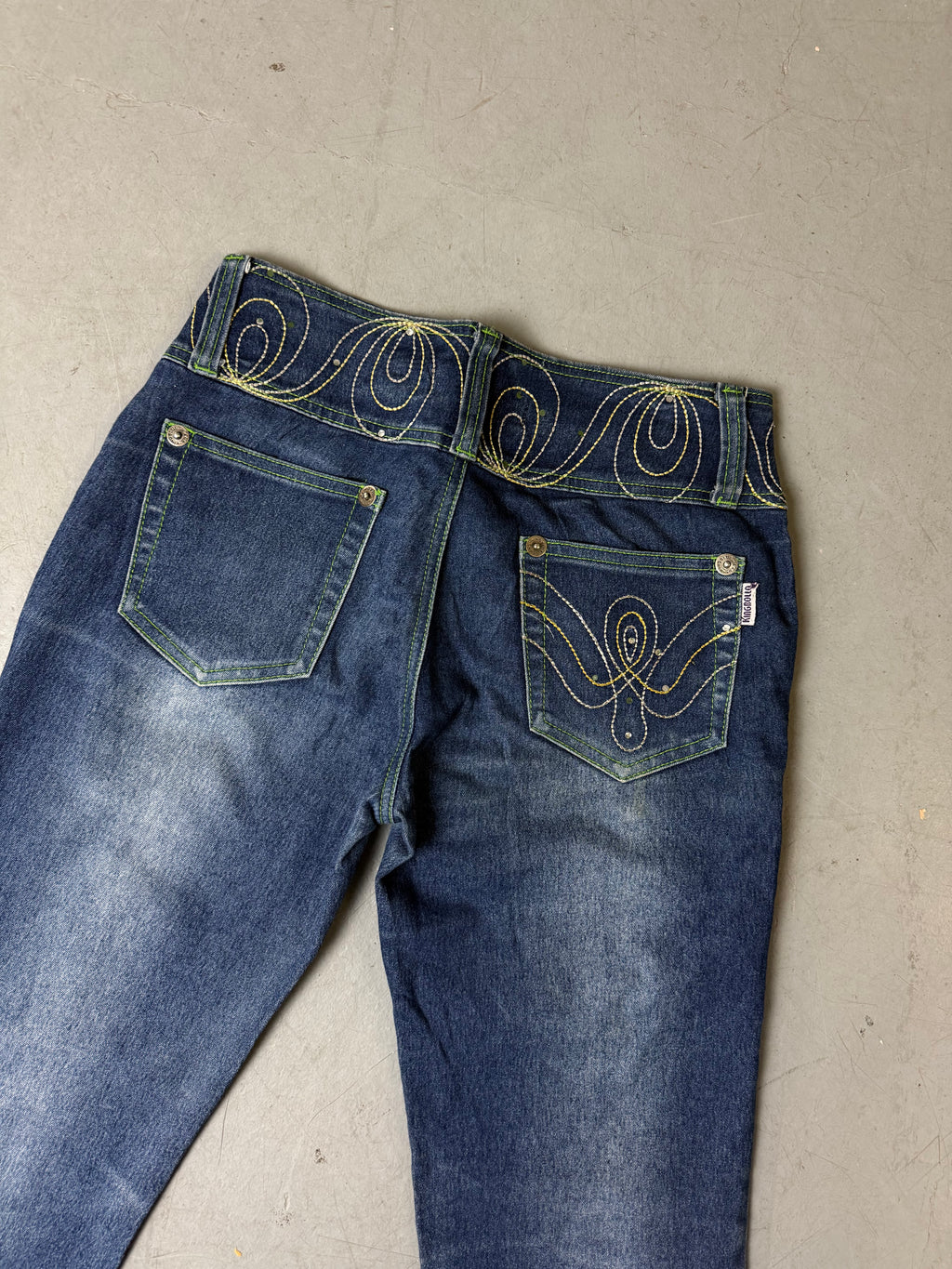 Detailbild von einer Vintage Bootcut Jeans with Colorful Stitching von Hosentaschen von hinten
