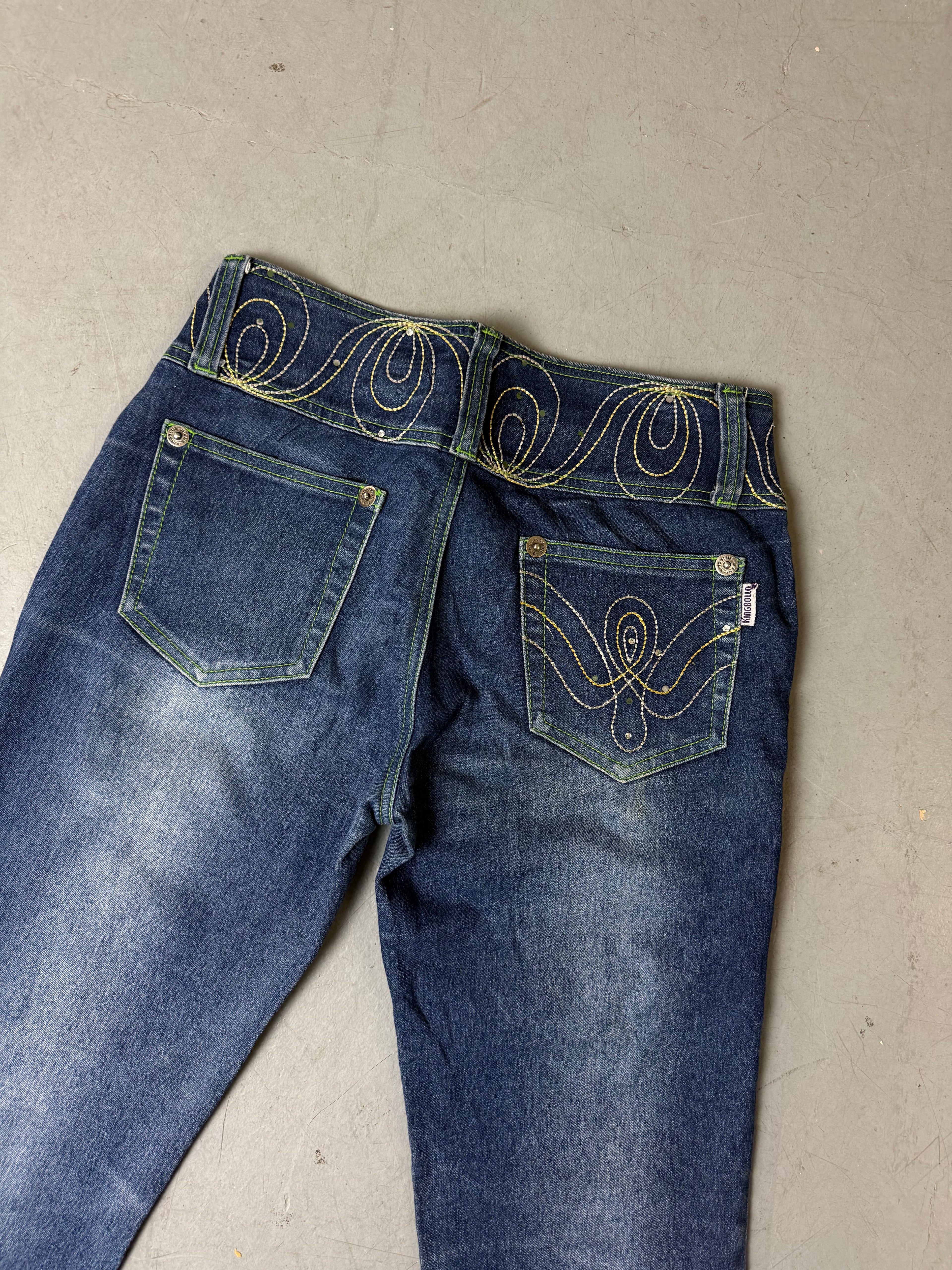 Detailbild von einer Vintage Bootcut Jeans with Colorful Stitching von Hosentaschen von hinten