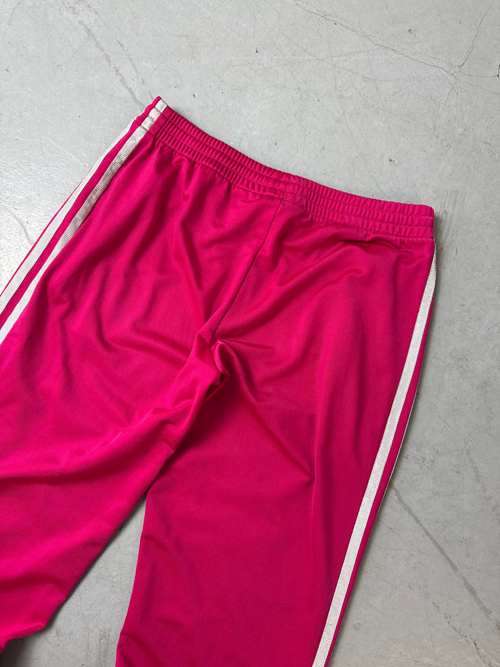 Detailbild von Vintage Adidas Pink Y2K Track Pants von hinten