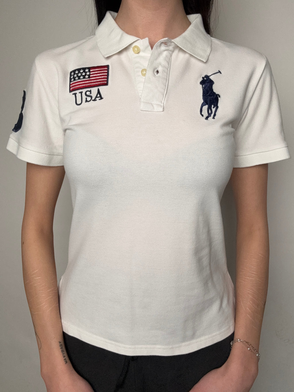 Vintage Polo Ralph Lauren White USA Polo Shirt mit Flagge für Frauen. Y2K Second Hand 2000s Fashion