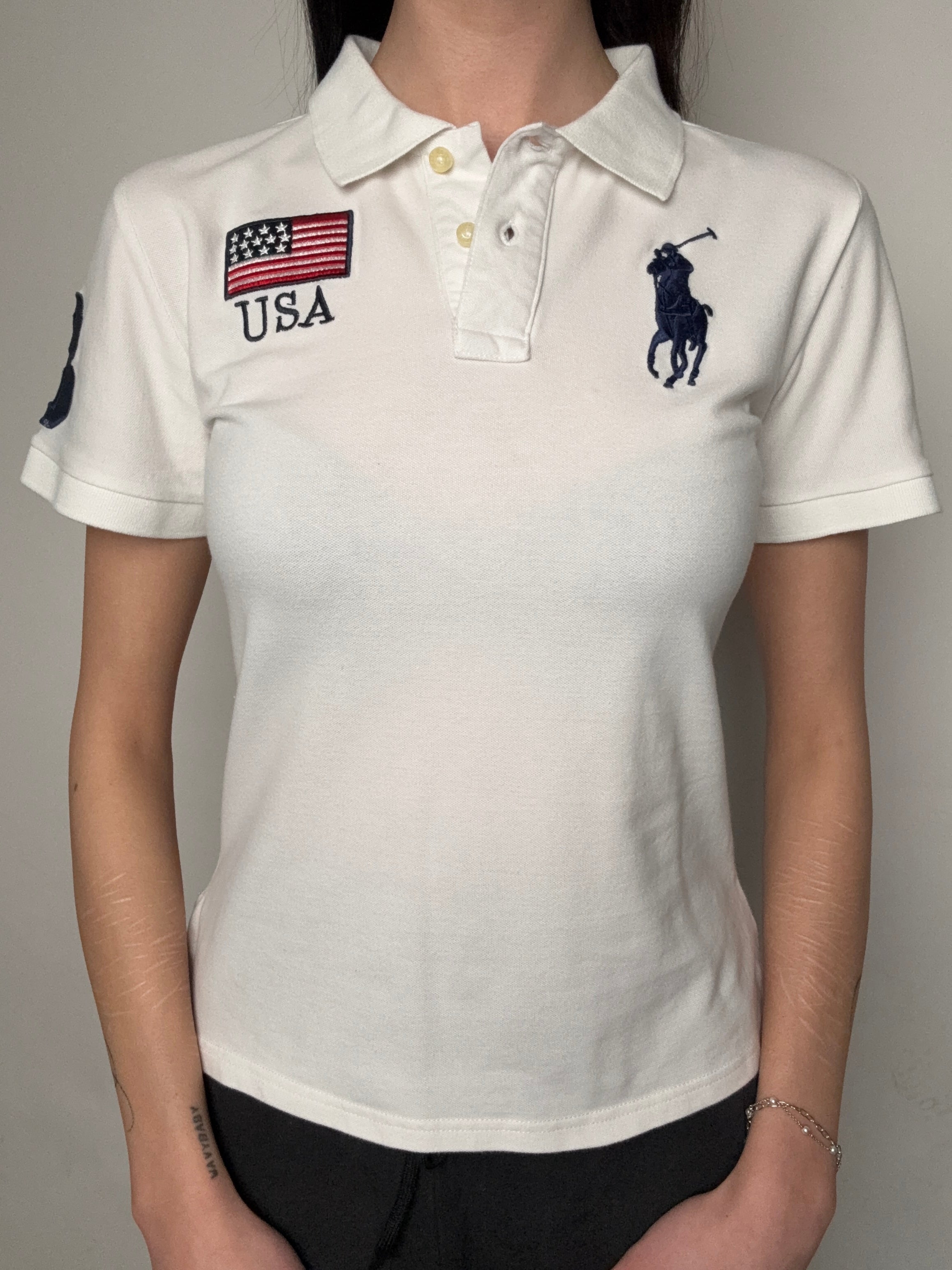 Vintage Polo Ralph Lauren White USA Polo Shirt mit Flagge für Frauen. Y2K Second Hand 2000s Fashion