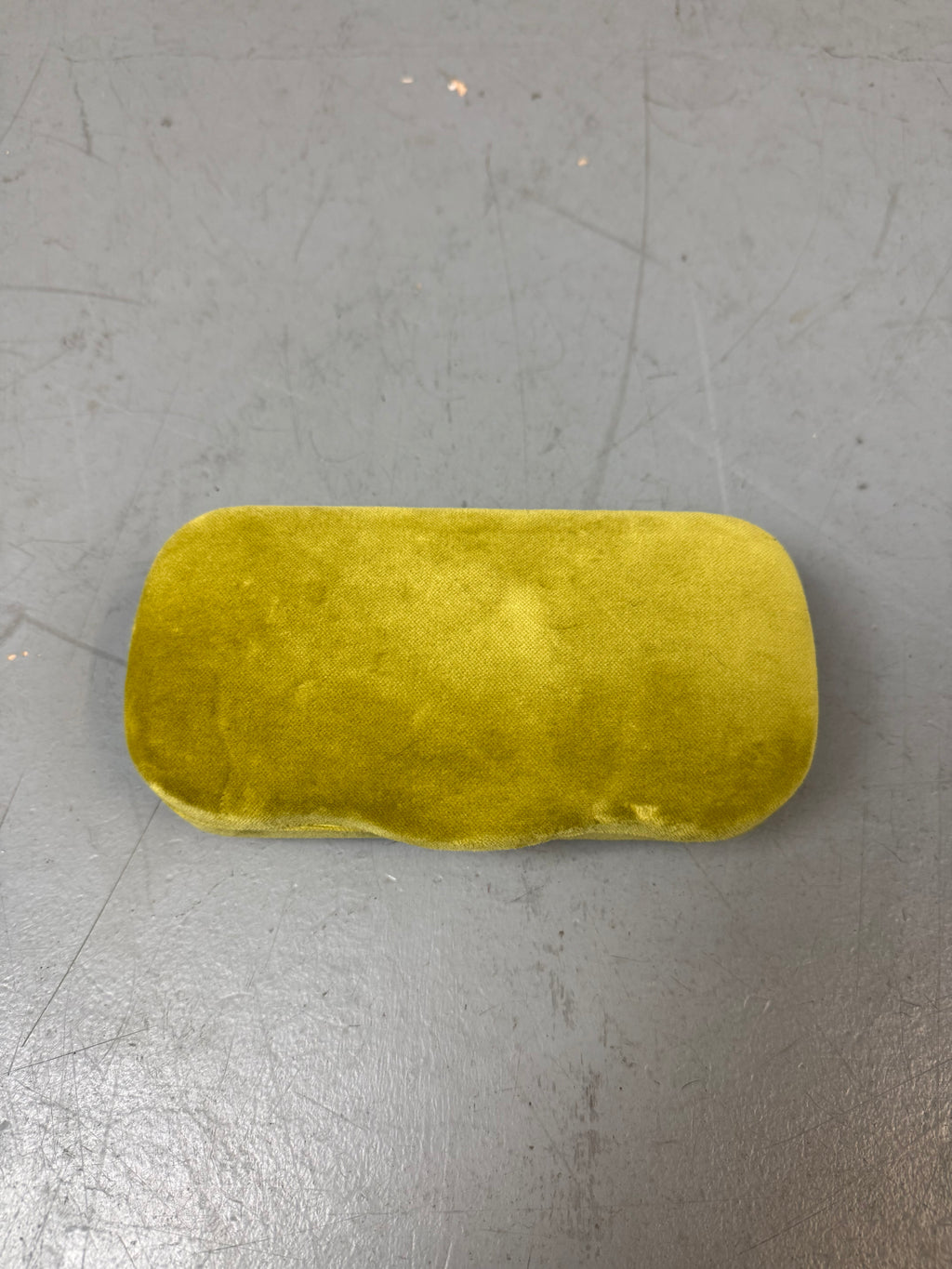 Graue rechteckige Sonnenbrille von gucci mit dickem Gestell 