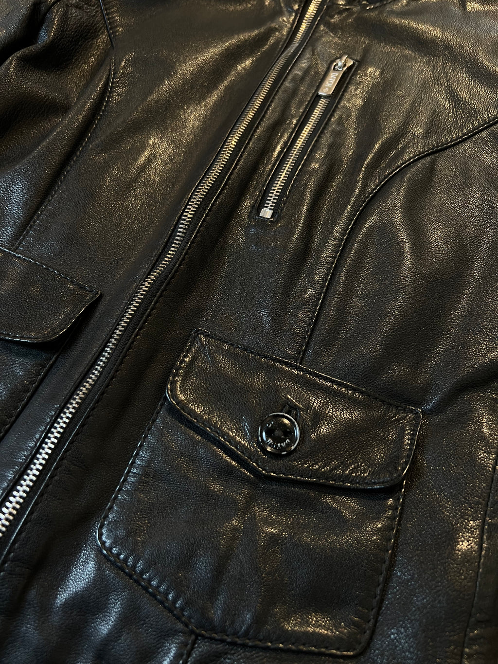 Nahaufnahme von schwarzer Lederjacke der Tasche vorne