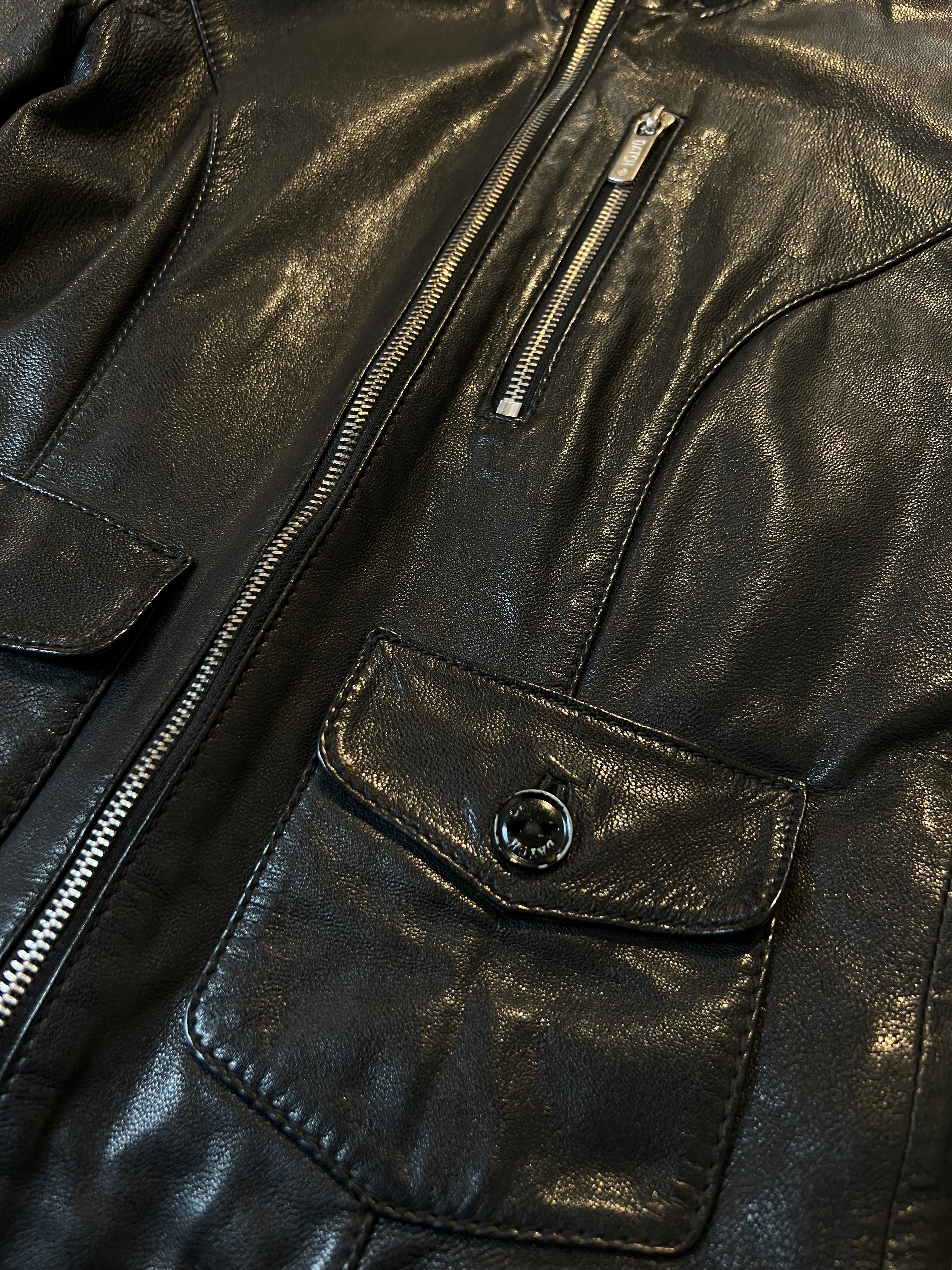 Nahaufnahme von schwarzer Lederjacke der Tasche vorne