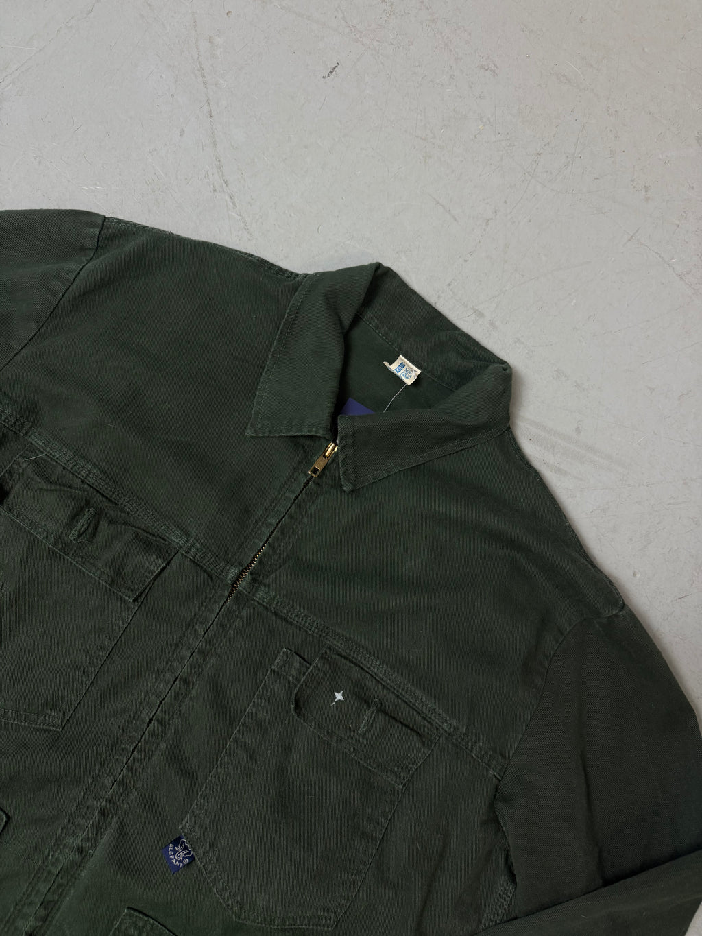 Eine grüne übergangsjacke mit Farbfleck im used workwear Look in L