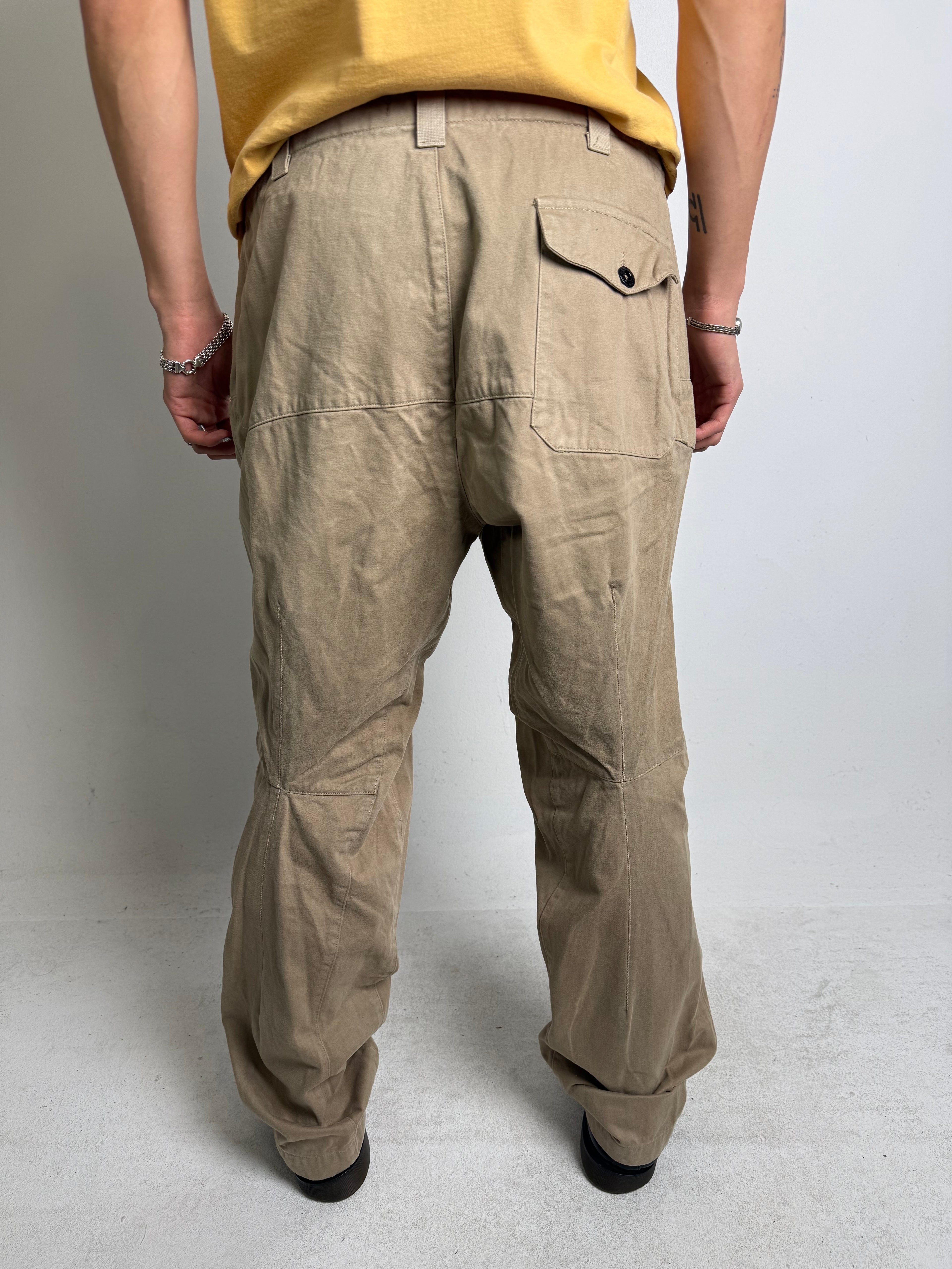 Tragebild von einer Vintage Stone Island Beige Pants von hinten