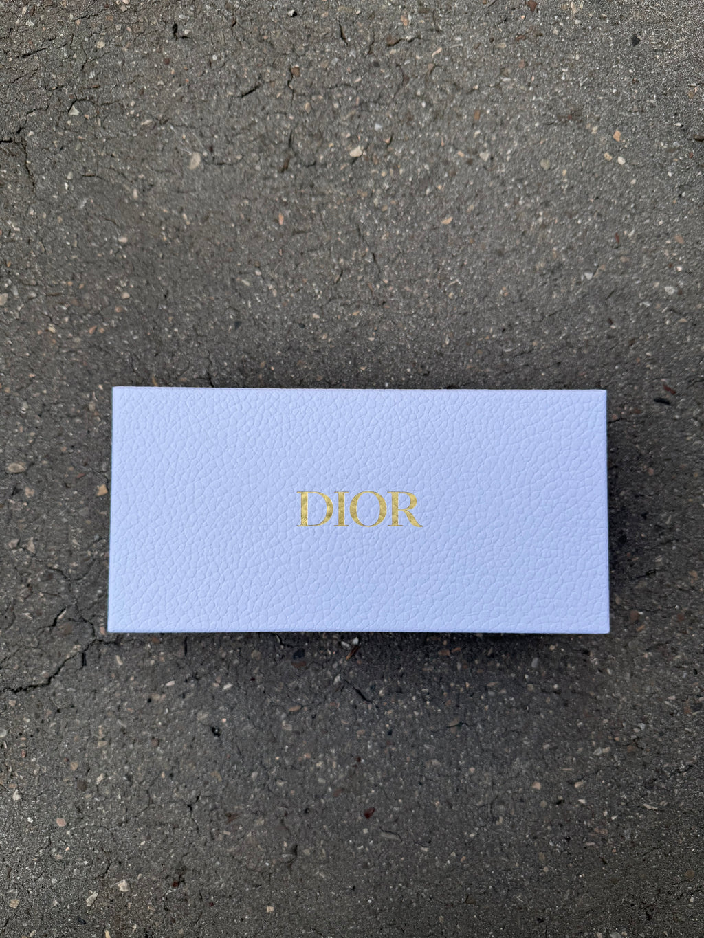 Eine schwarz weiße Sonnenbrille von Dior im CAT Eye Stil