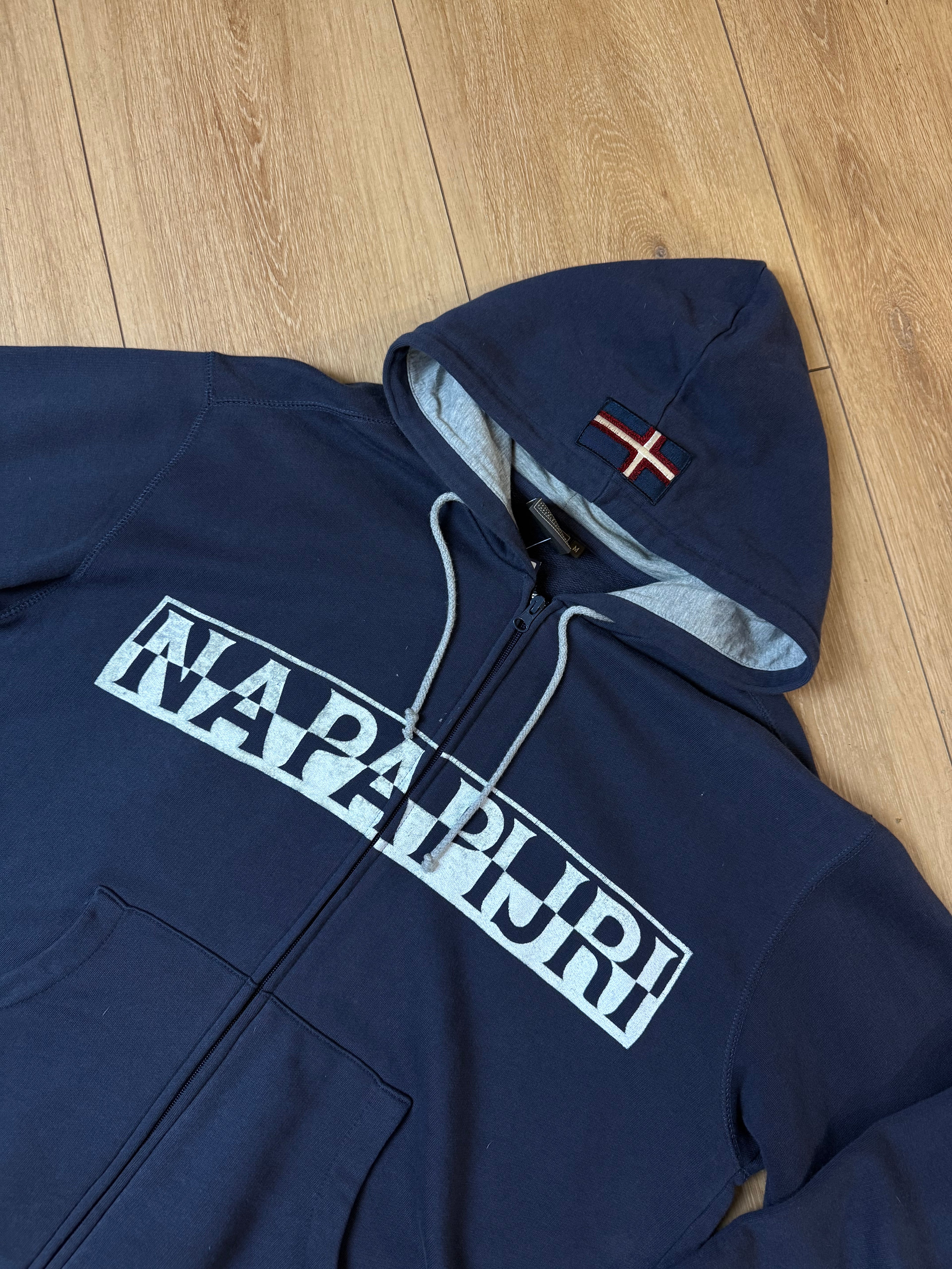 Detailbild von einem Vintage Napapijri Dark Blue Zip Up Sweater von vorne