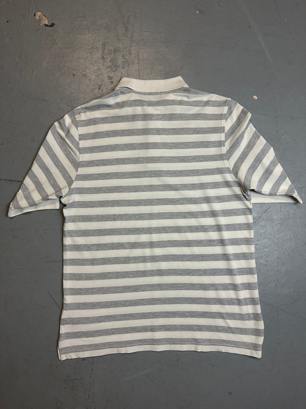 Vintage Burberry Grey/White Striped Polo Shirt für Herren. Y2K Second Hand 2000s Fashion