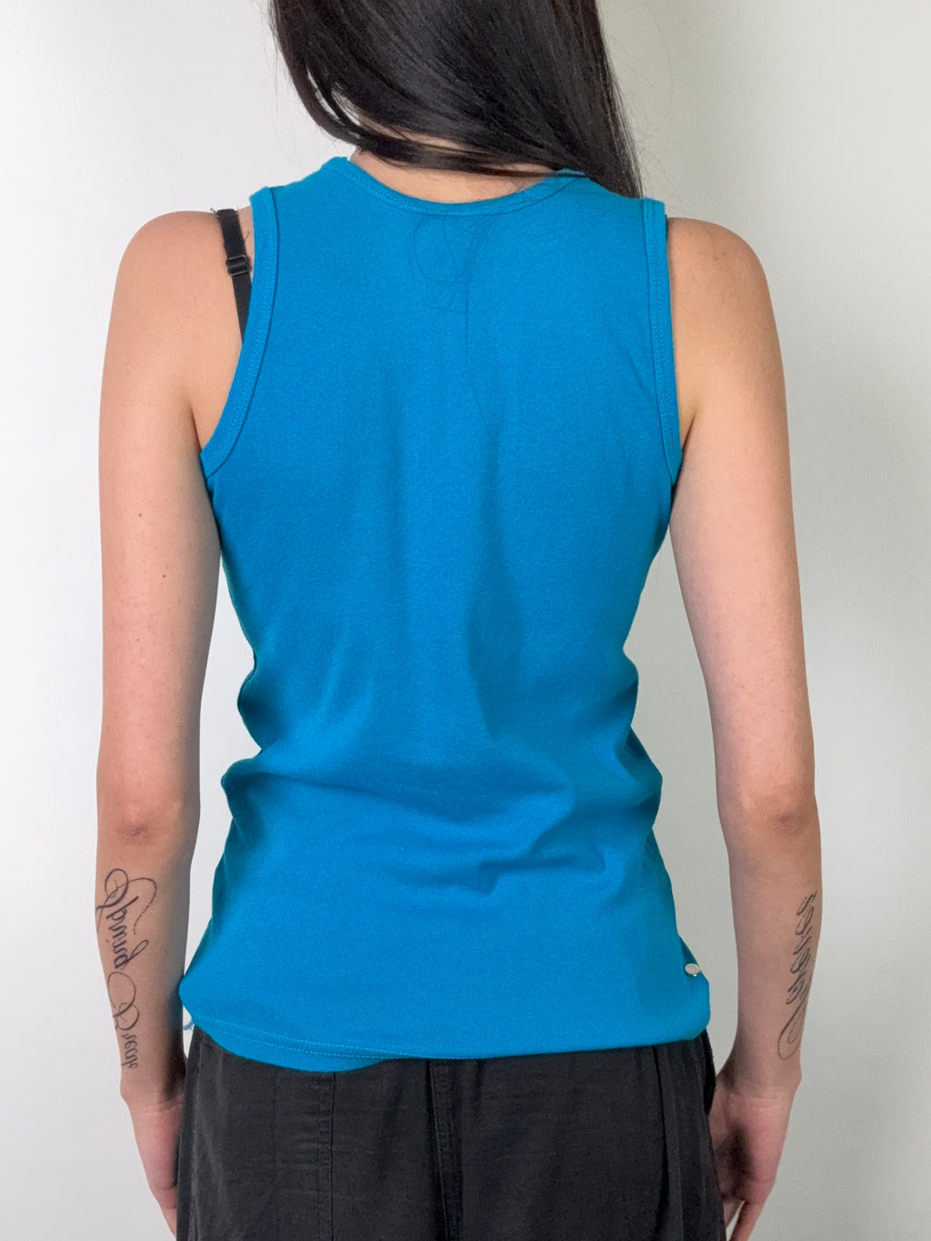 Tragebild von blauem Cuba Tank Top vor grauer Wand