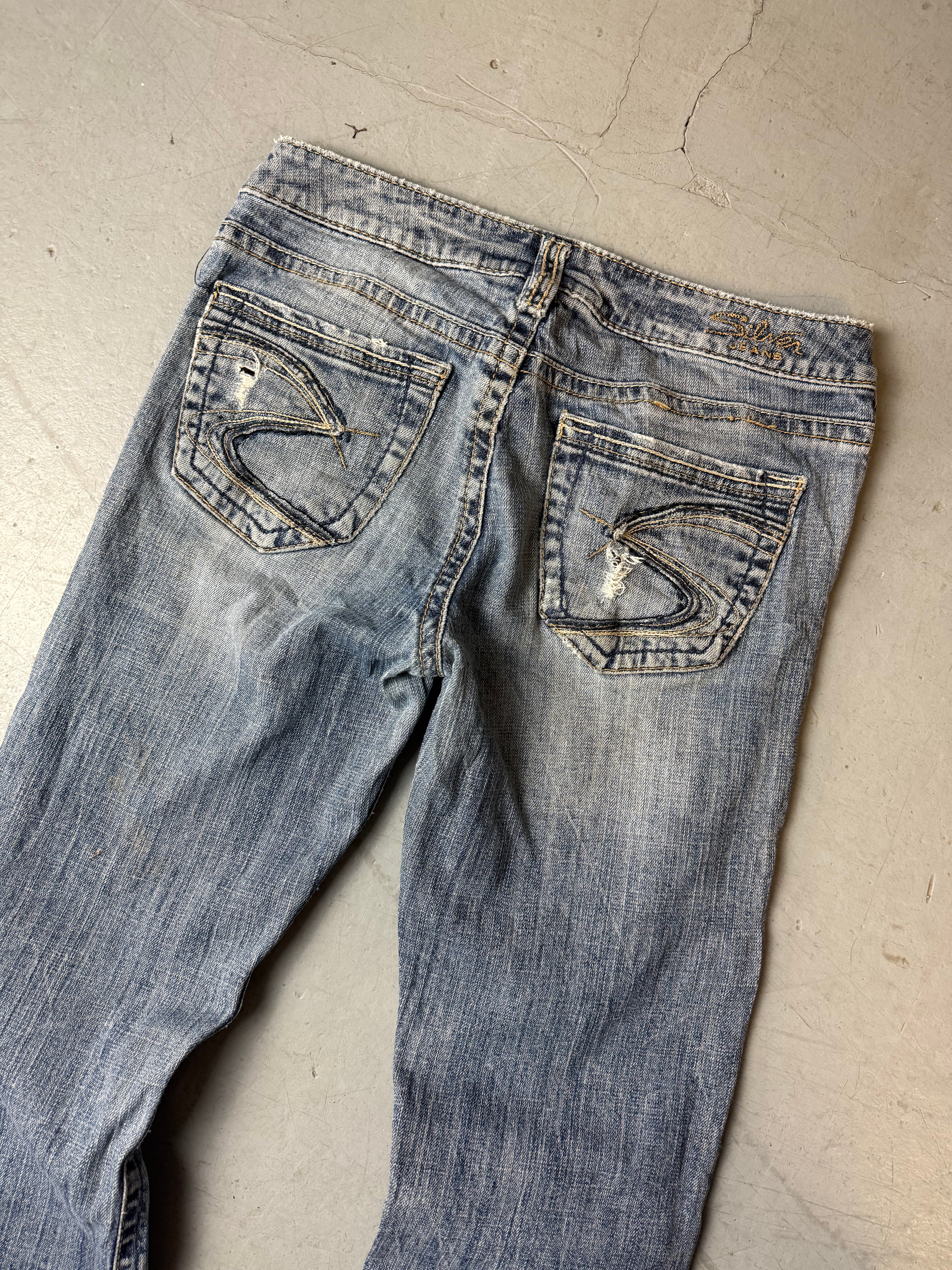 Vintage Silver Jeans Low Waist Bootcut Denim für Damen. Y2K Second Hand 2000s Fashion