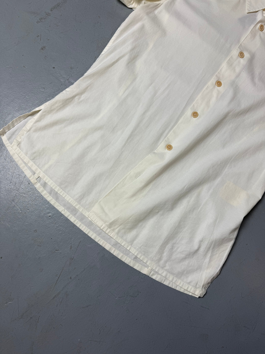 Detailliertes Produktbild von weisem Dirk Bikkembergs Hemd auf grauem Boden