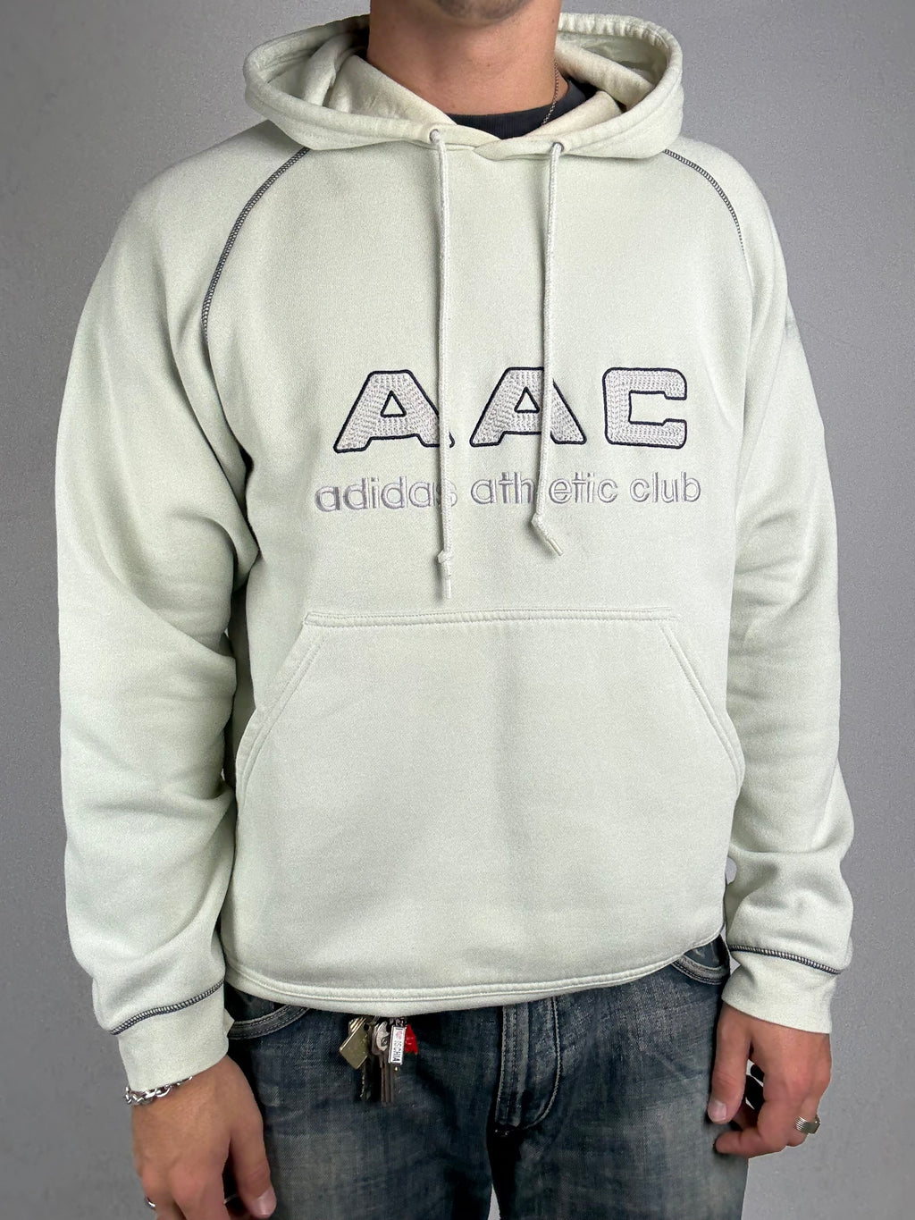 Tragebild von Vintage Adidas AAC Cream Hoodie von vorne