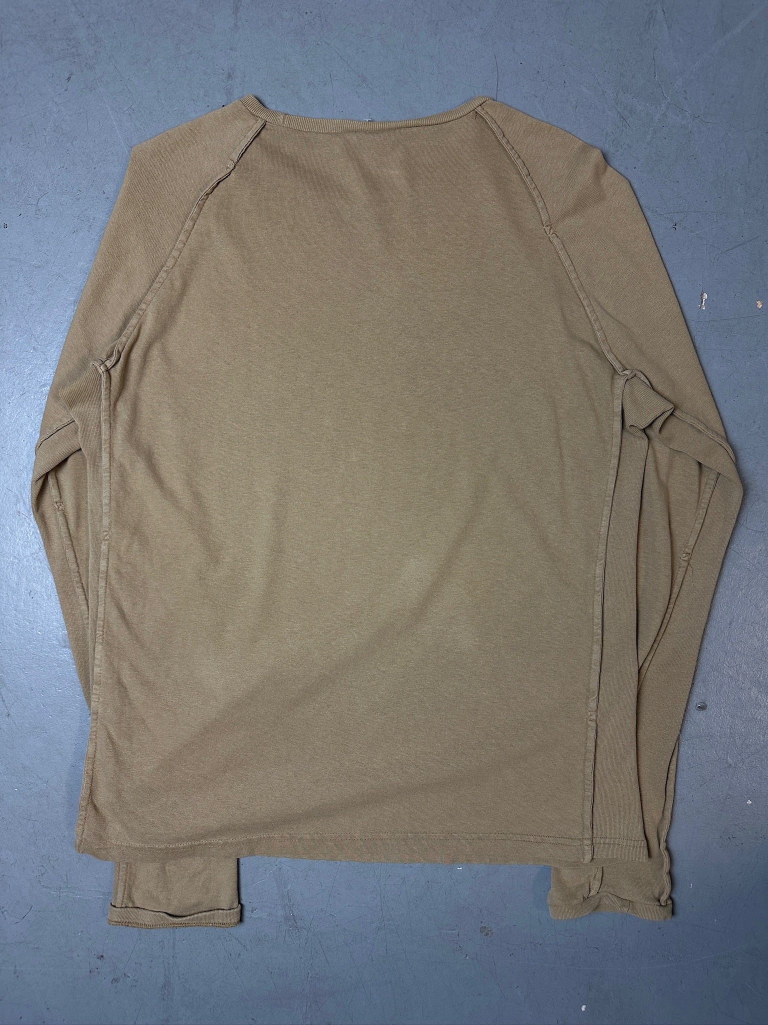 produktbild von braunem Diesel Langarm Shirt für grauem Boden  