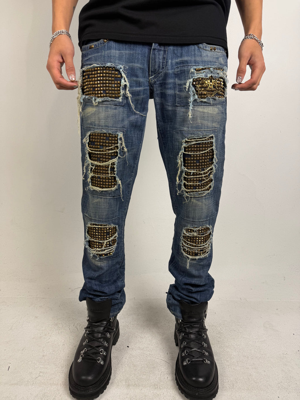 Tragebild von Vintage Robin‘s Jean Crazy Gold Studded Skinny Jeans Von vorne