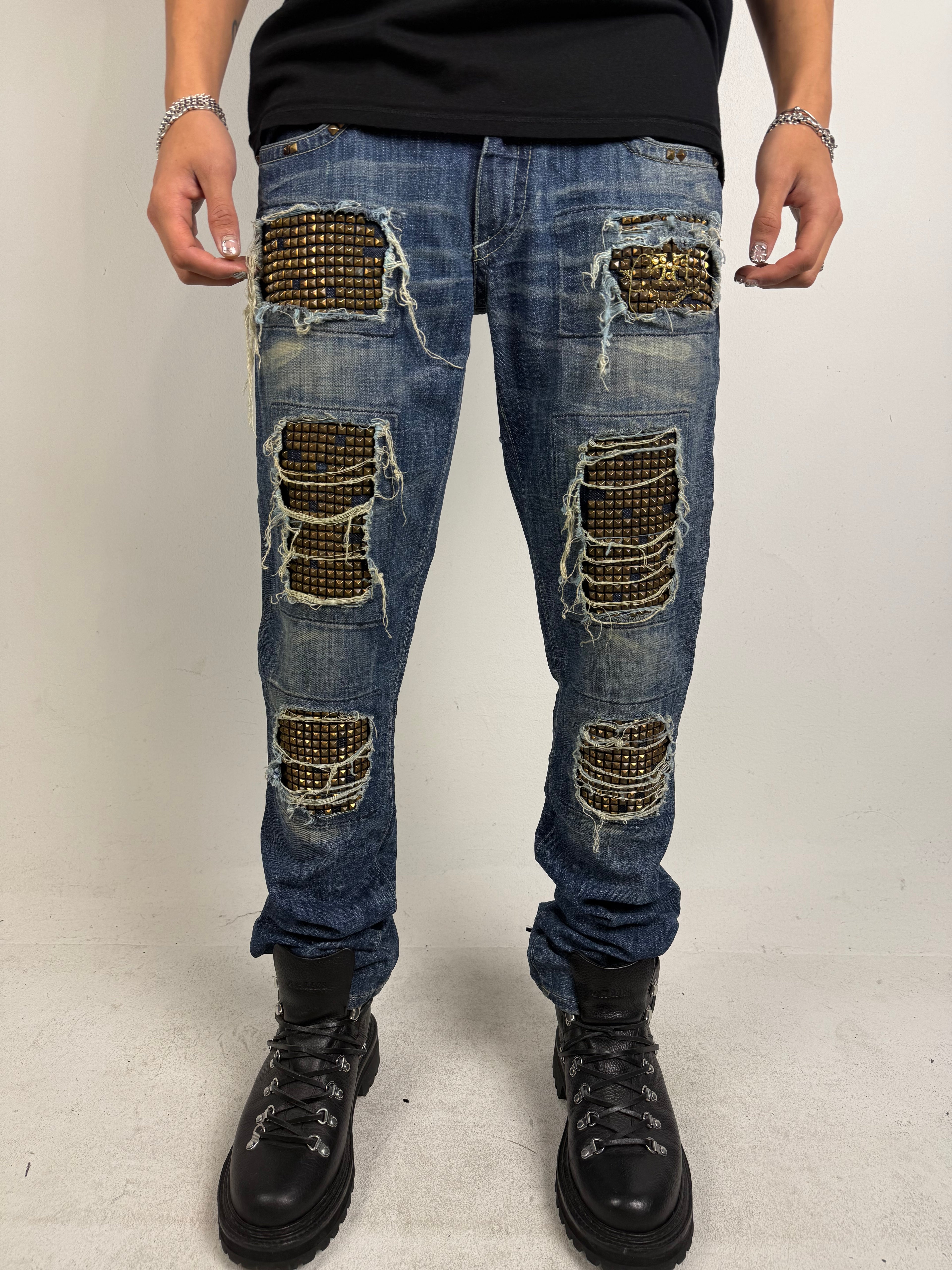 Tragebild von Vintage Robin‘s Jean Crazy Gold Studded Skinny Jeans Von vorne