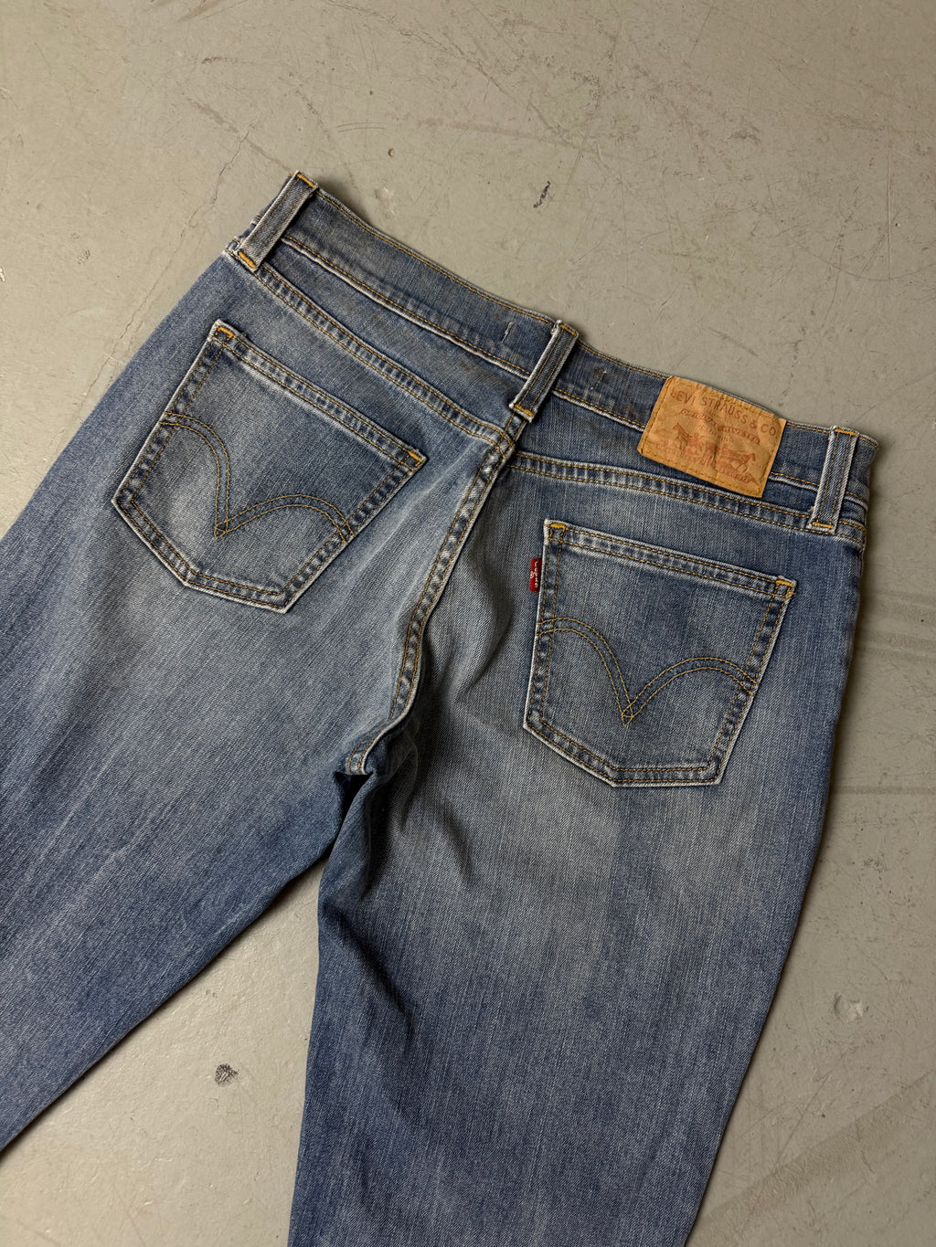 Eine blaue Levi’s denim im bootcut Schnitt in Größe M