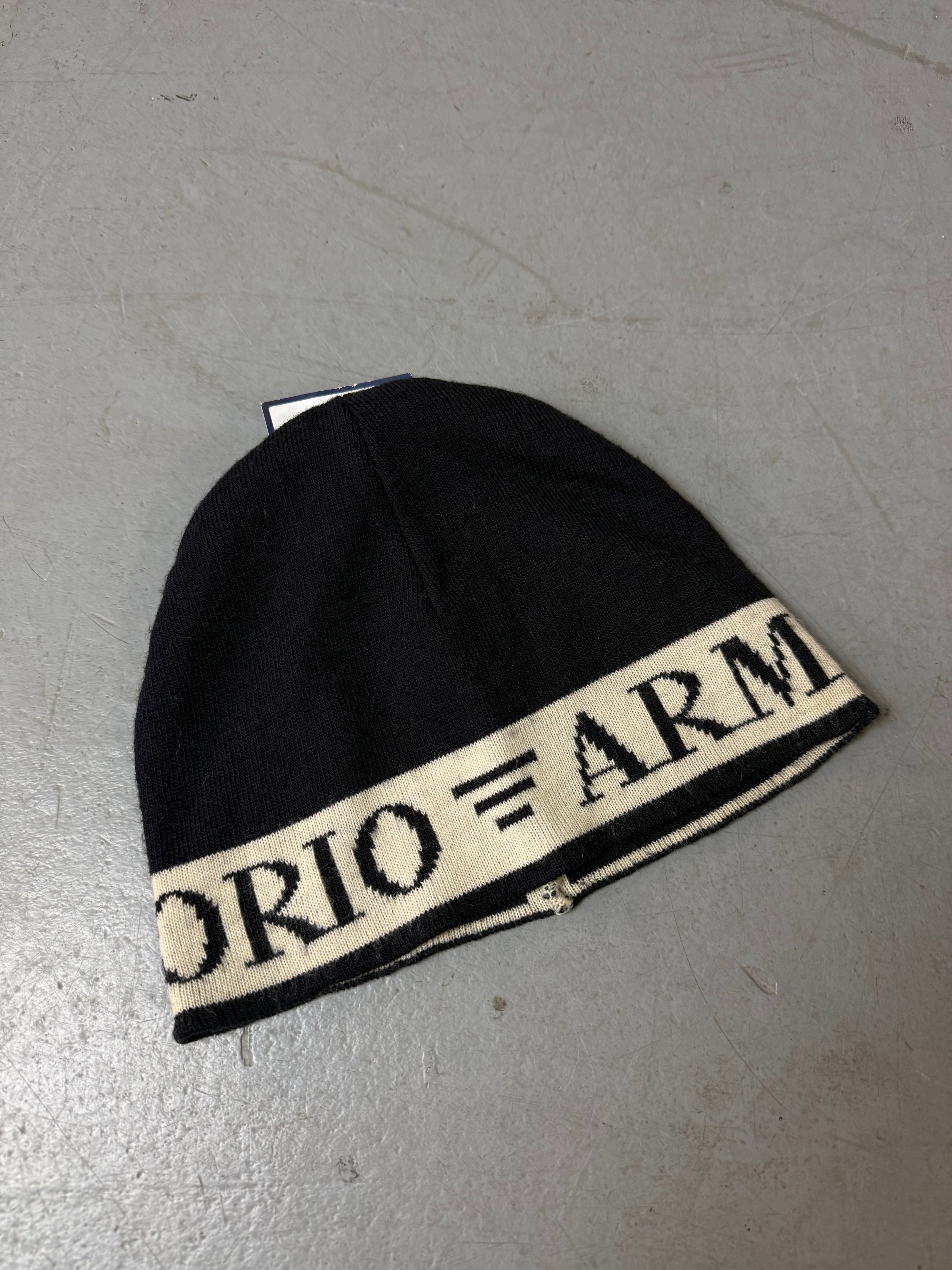 Eine blau weiße Armani beanie mit Logo Print 