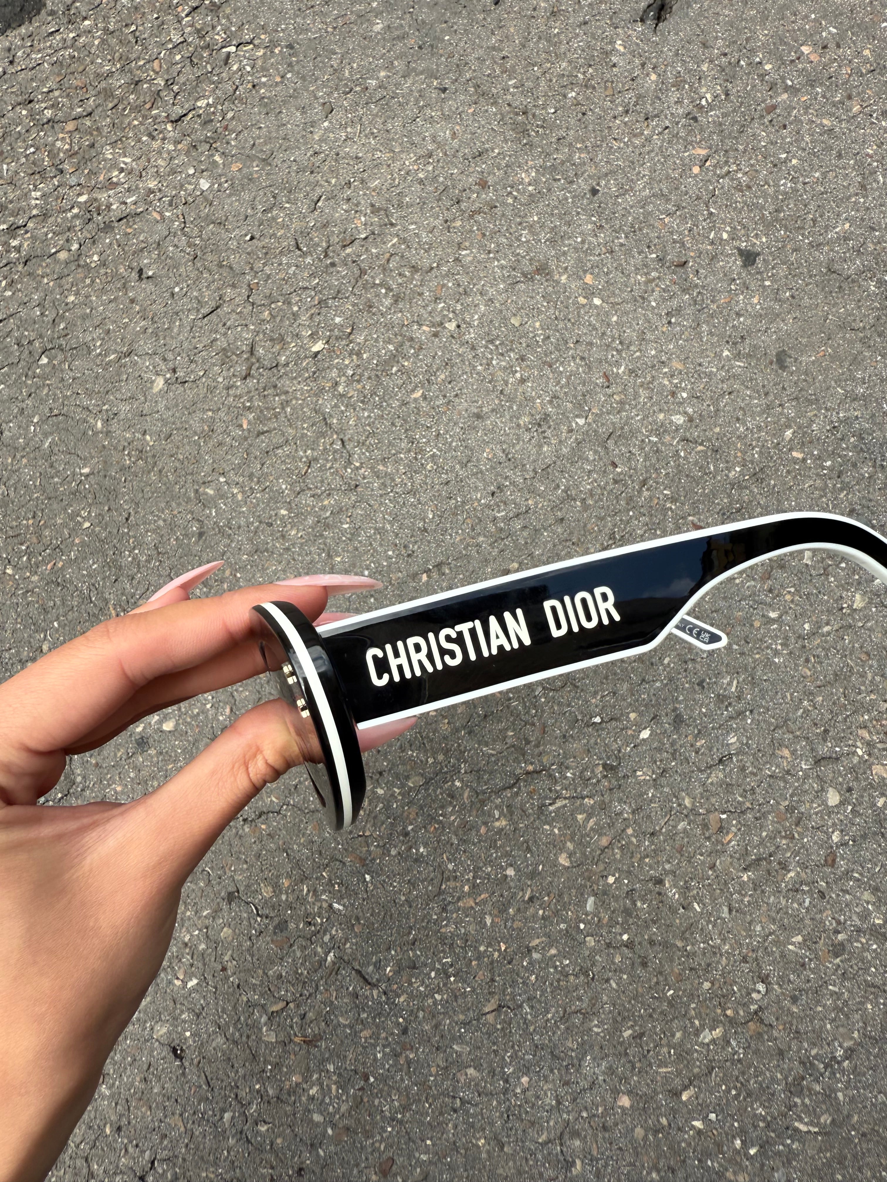 Eine schwarz weiße Sonnenbrille von Dior im CAT Eye Stil