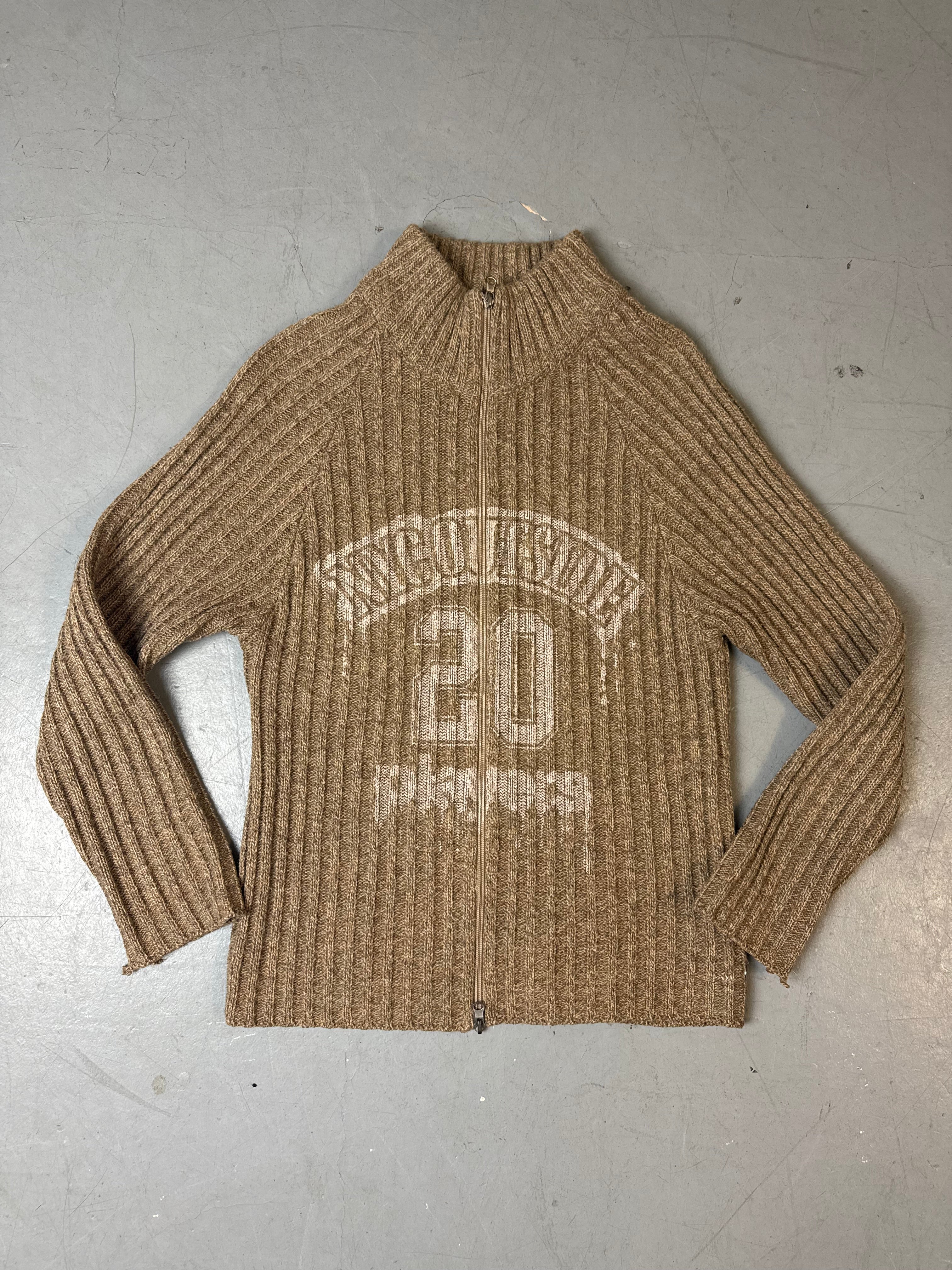 Ein brauner Strick zipper mit verwaschenem Print auf der Brust 