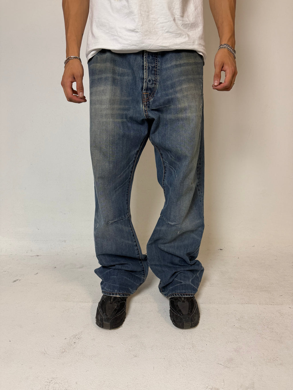 Eine baggy Ed Hardy denim mit totenkopf Print auf den backpockets