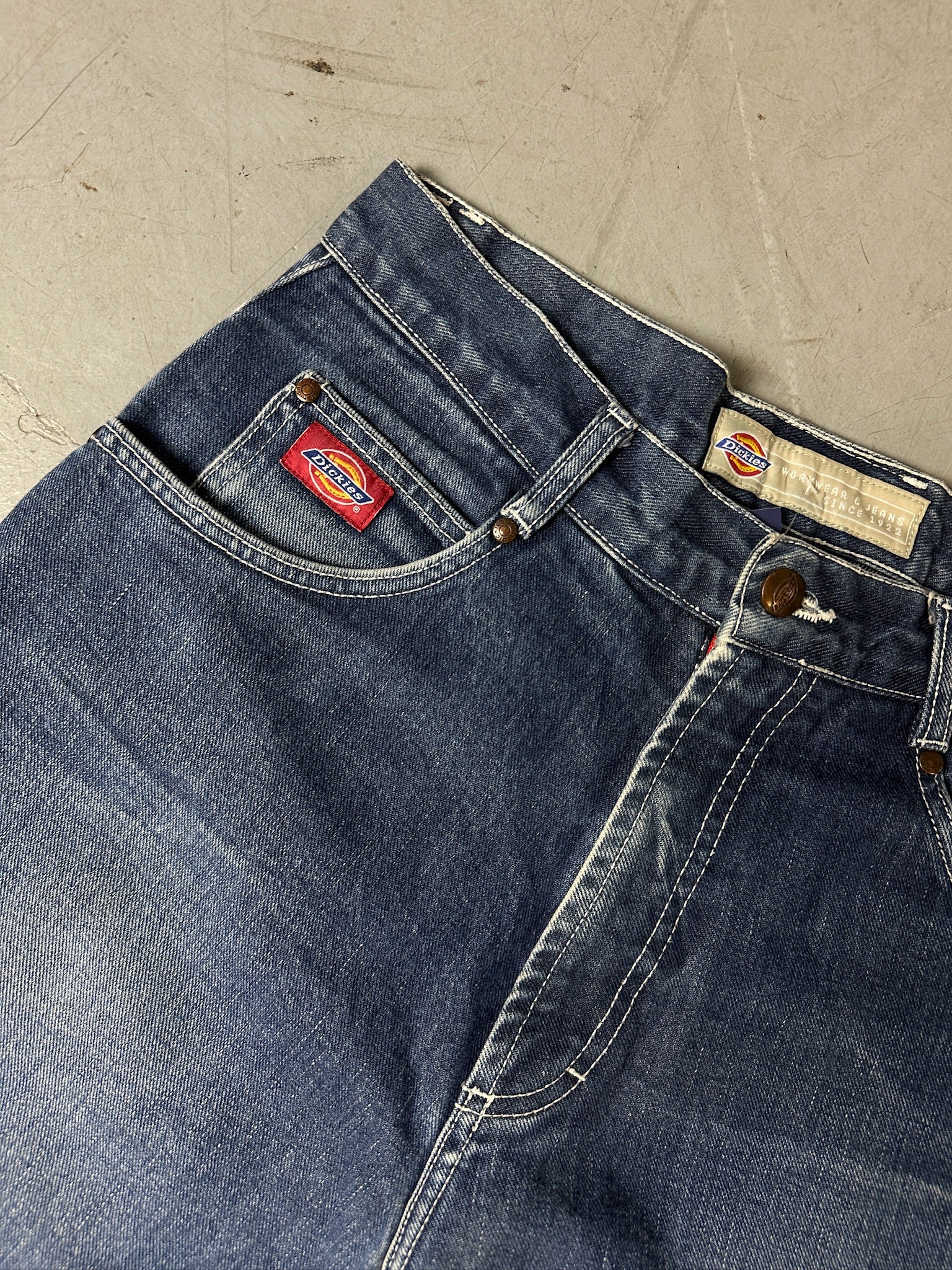 Eine blaue baggy Jeans von dickies mit Logo stitching auf der back pocket 