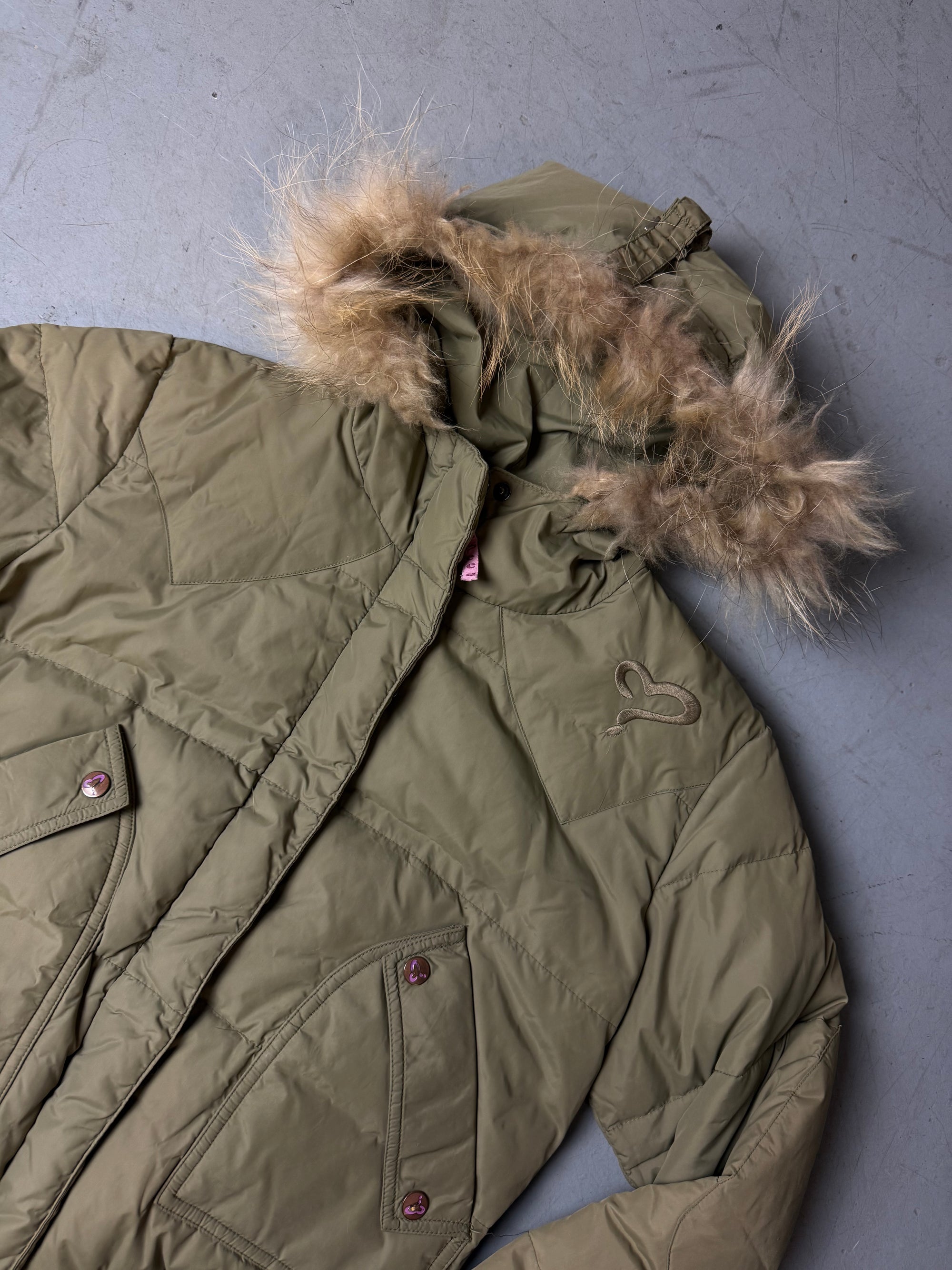 Eine Khaki grüne y2k Winterjacke von Kocca mit Fell Kaputze 