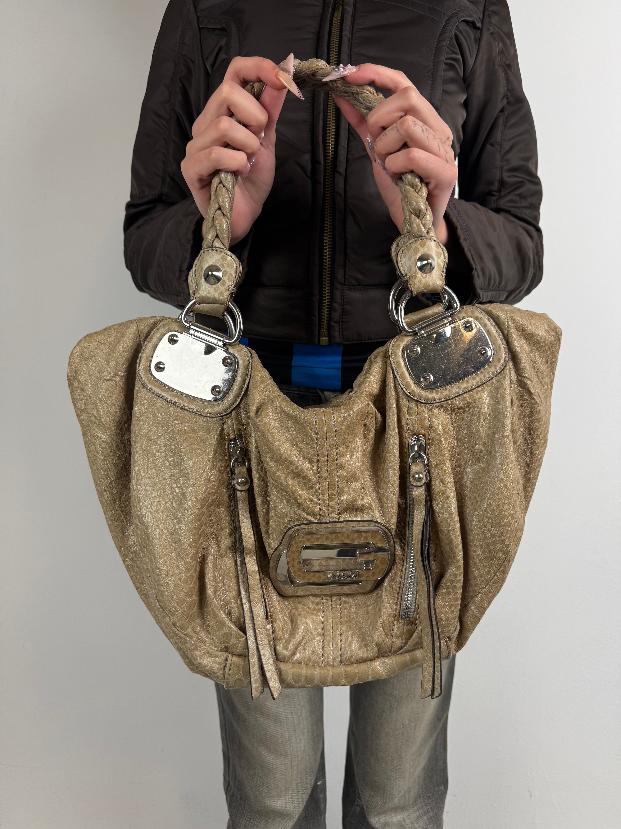 Tragebild von einer Vintage Guess Y2K Beige Snake Optic Bag von vorne