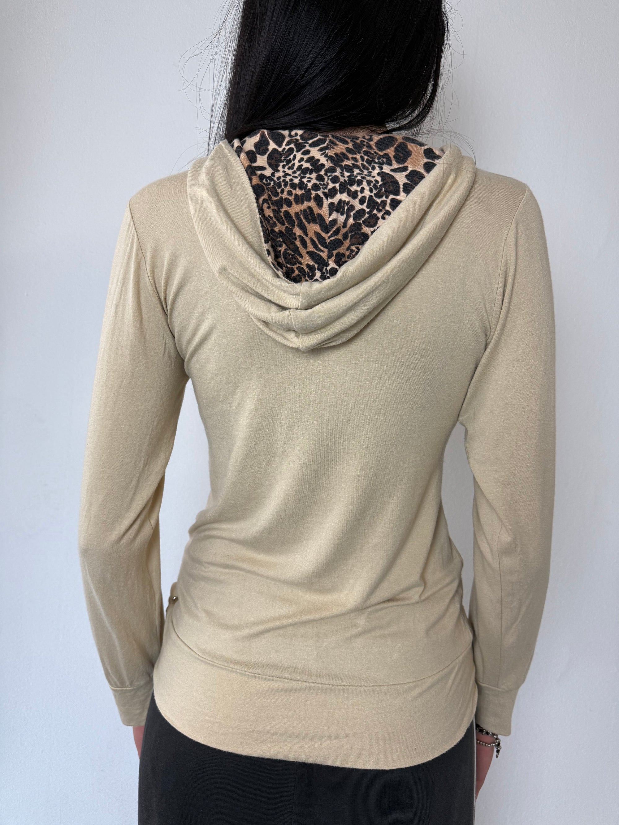 Ein Beiges Longsleeve mit Leoparden Kaputze und einem Tiger in Rhinestones auf der Brust von Roberto Cavalli