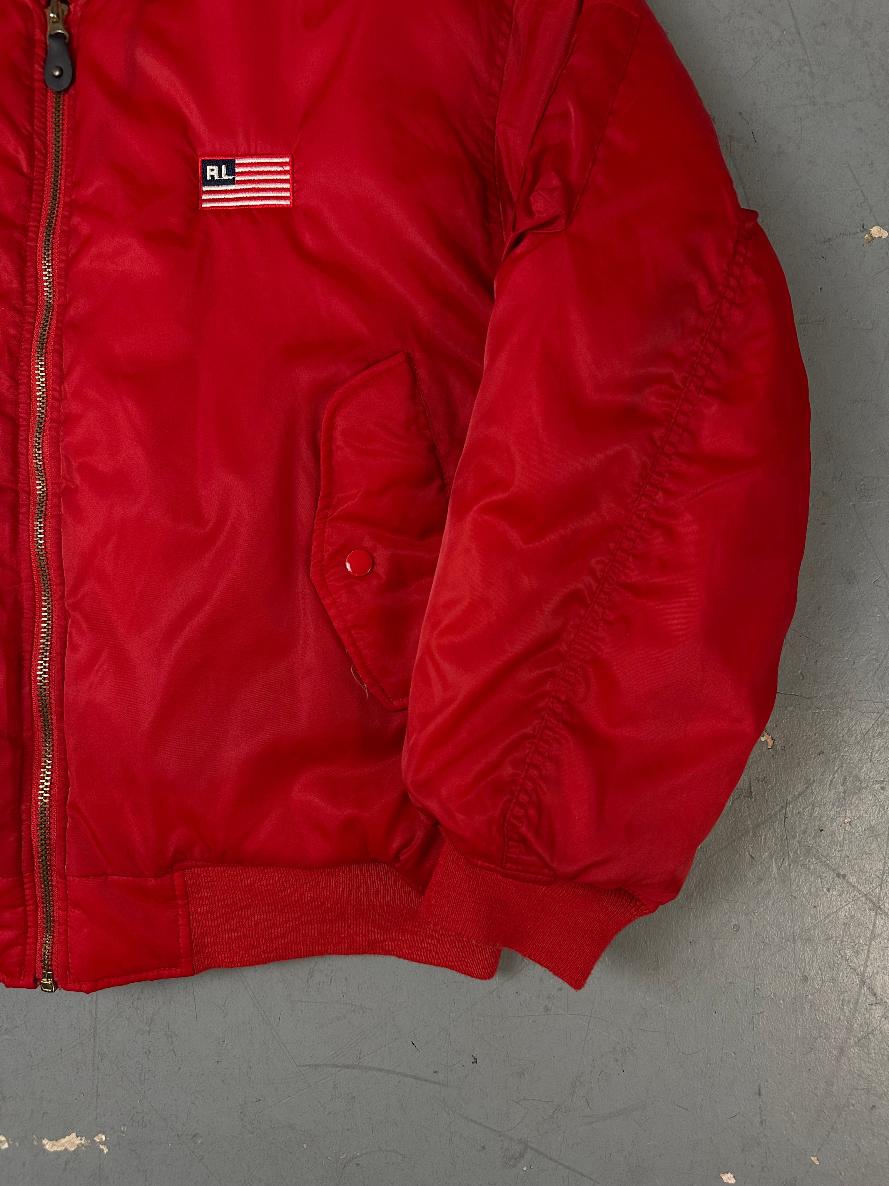 Eine rote Bomberjacke von Ralph Lauren mit dem Logo auf der Brust und Backprint 