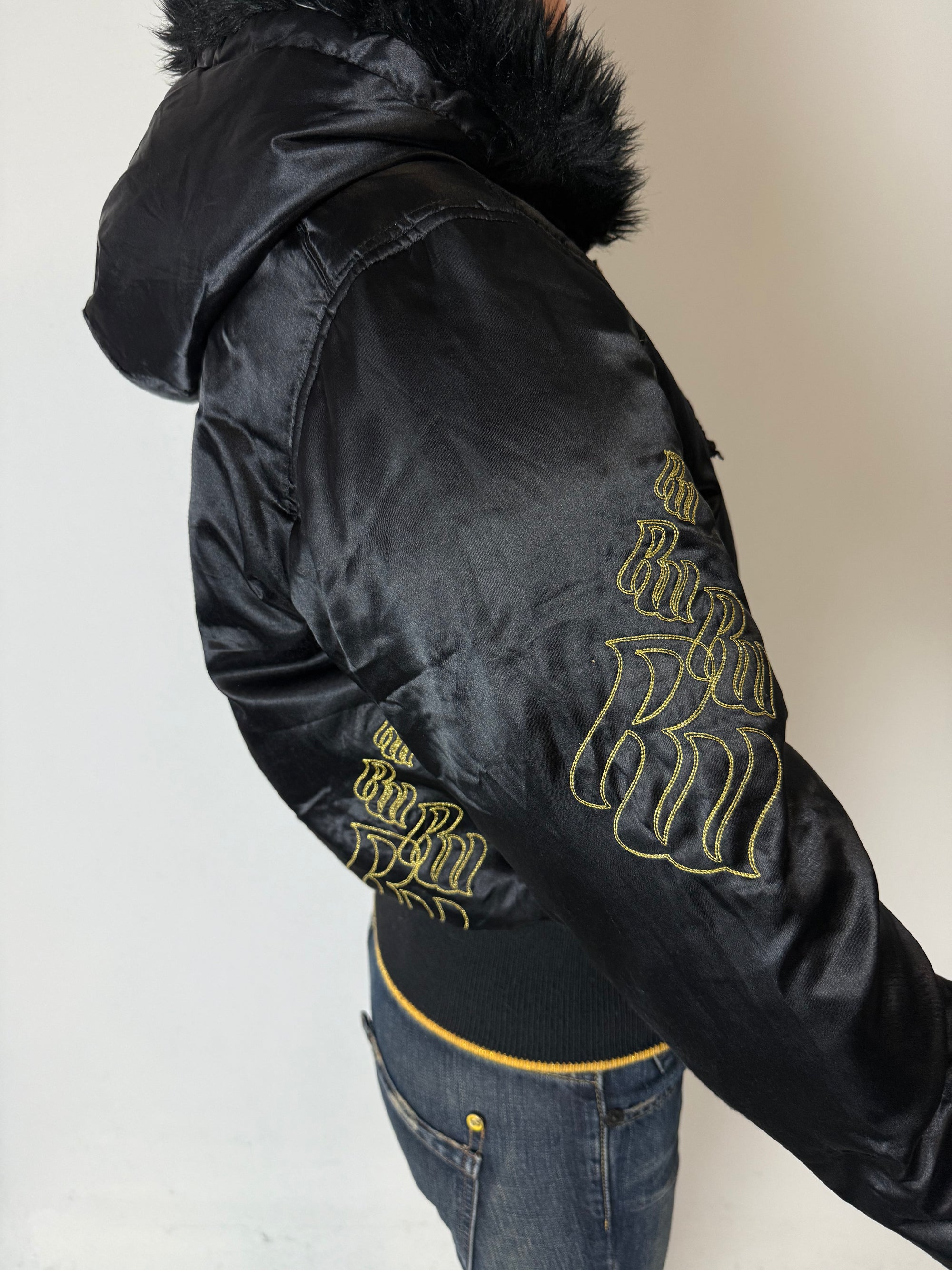 Eine schwarz golde Winterjacke von Rocawear mit Gold Details und fur hood 