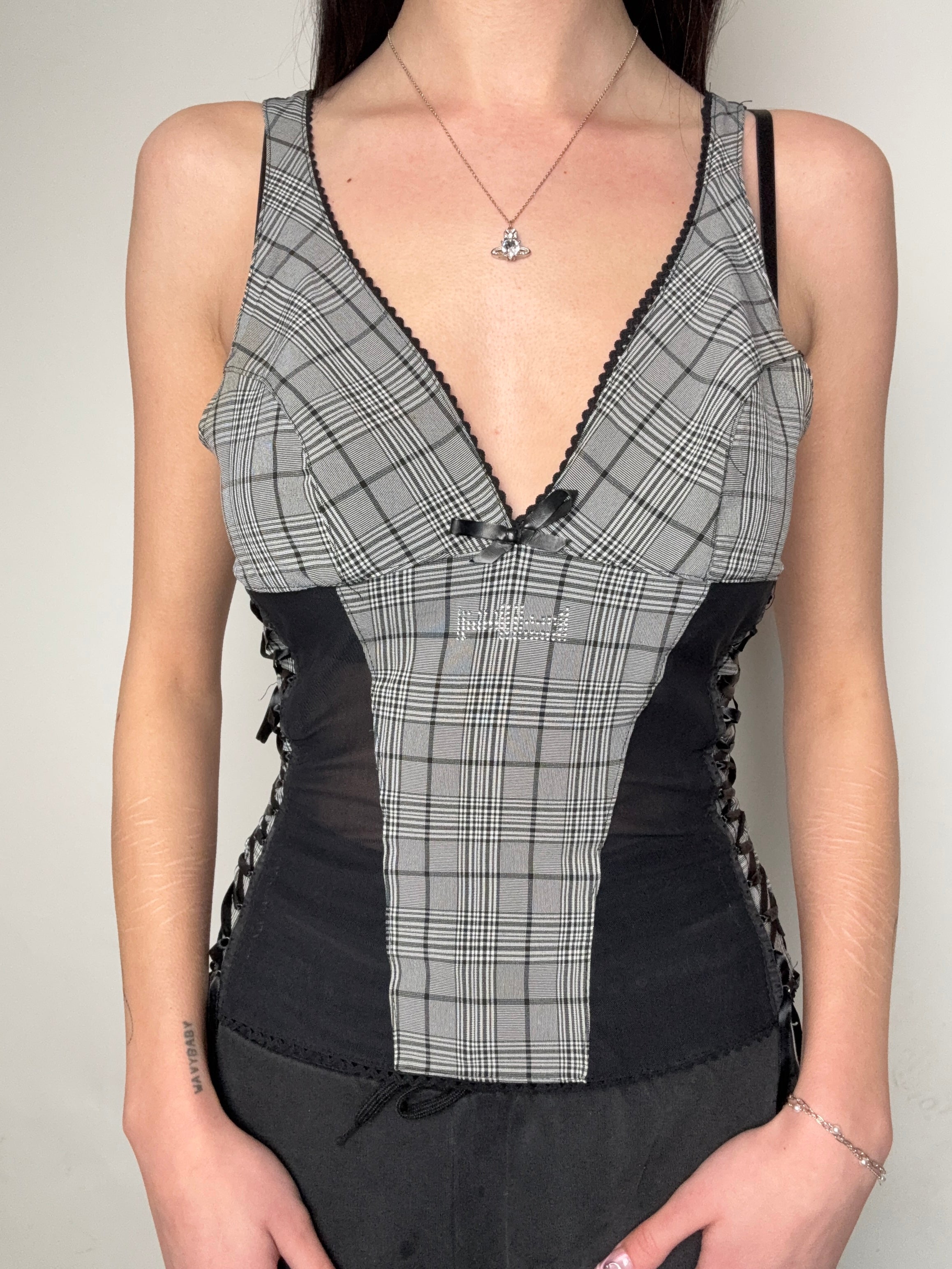 Vintage Artigli Plaid Lace Up Top mit kleiner Schleife für Frauen. Y2K Second Hand 2000s Fashion