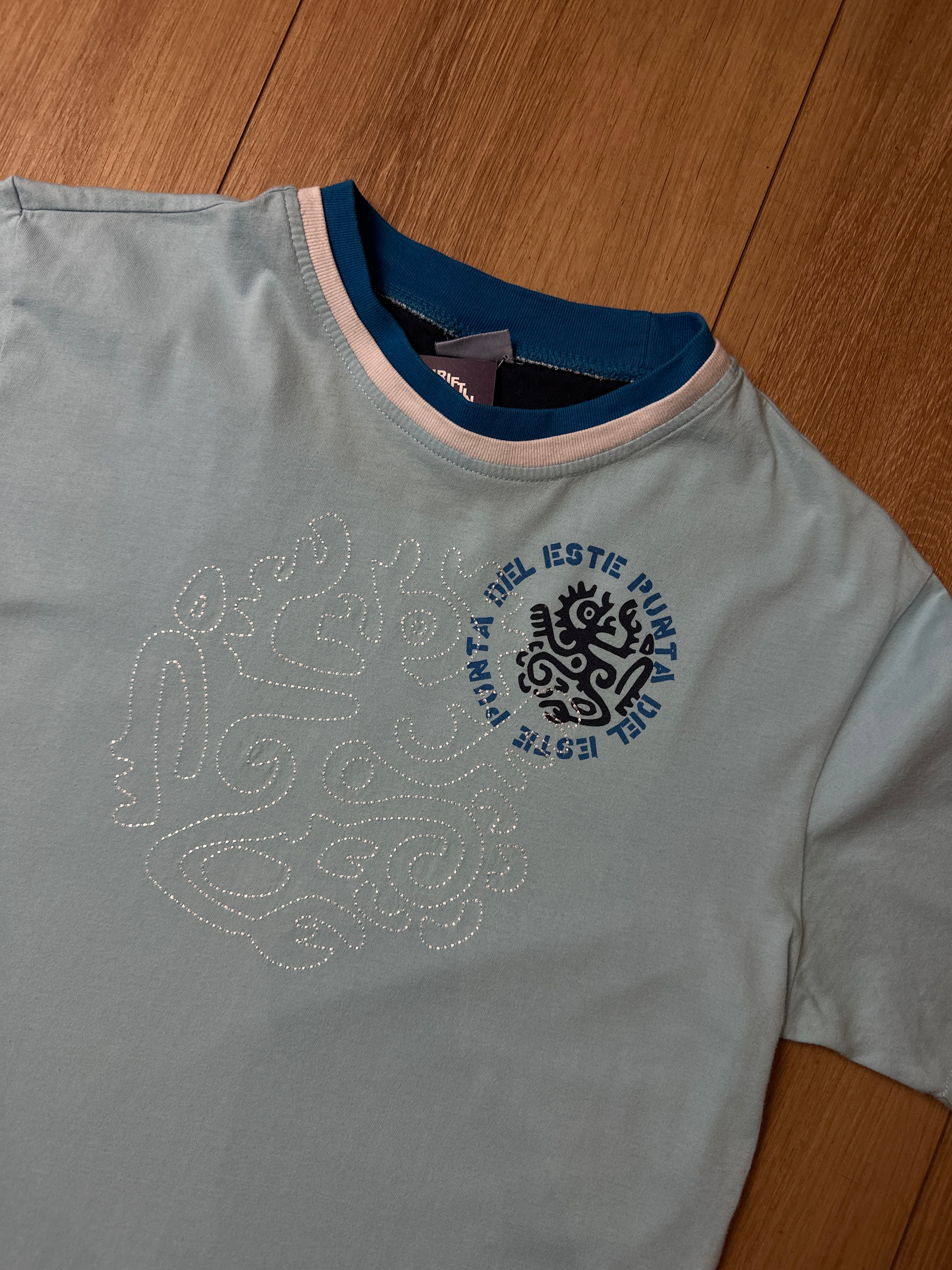 Detailbild von einem Vintage Blue Asics Graphic Tee von vorne
