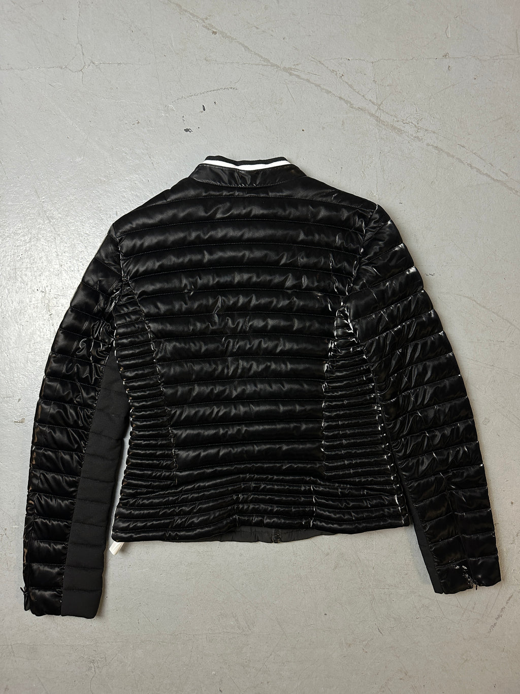 Produktbild von Vintage Shiny Black Guess Puffer Jacket S/M von hinten