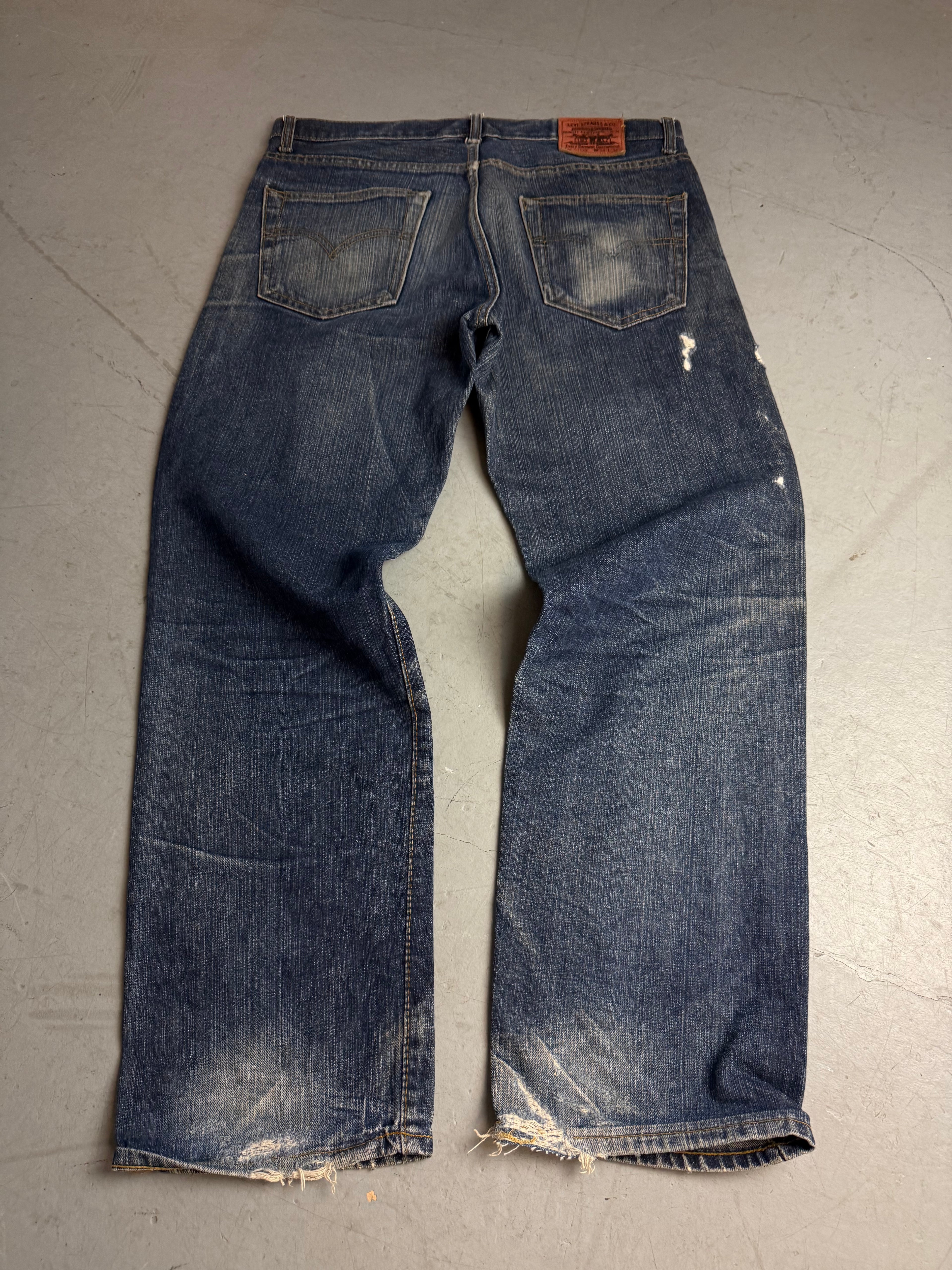 Levi’s 501XX dunkelblaue straight leg denim Jeans für Herren. Vintage Y2K second Hand Fashion. 