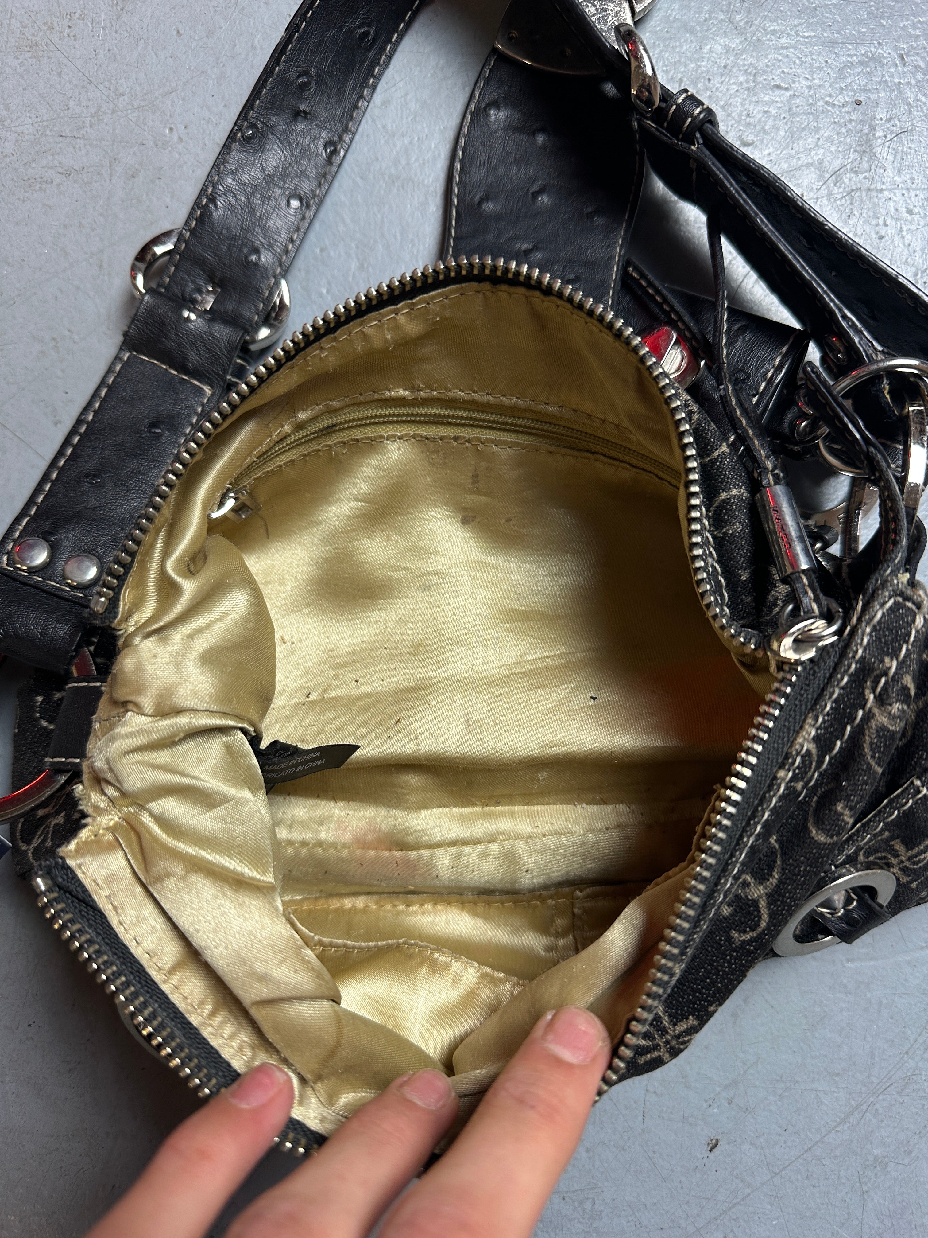 Detailbild Vintage Black Guess Mini Bag von innen
