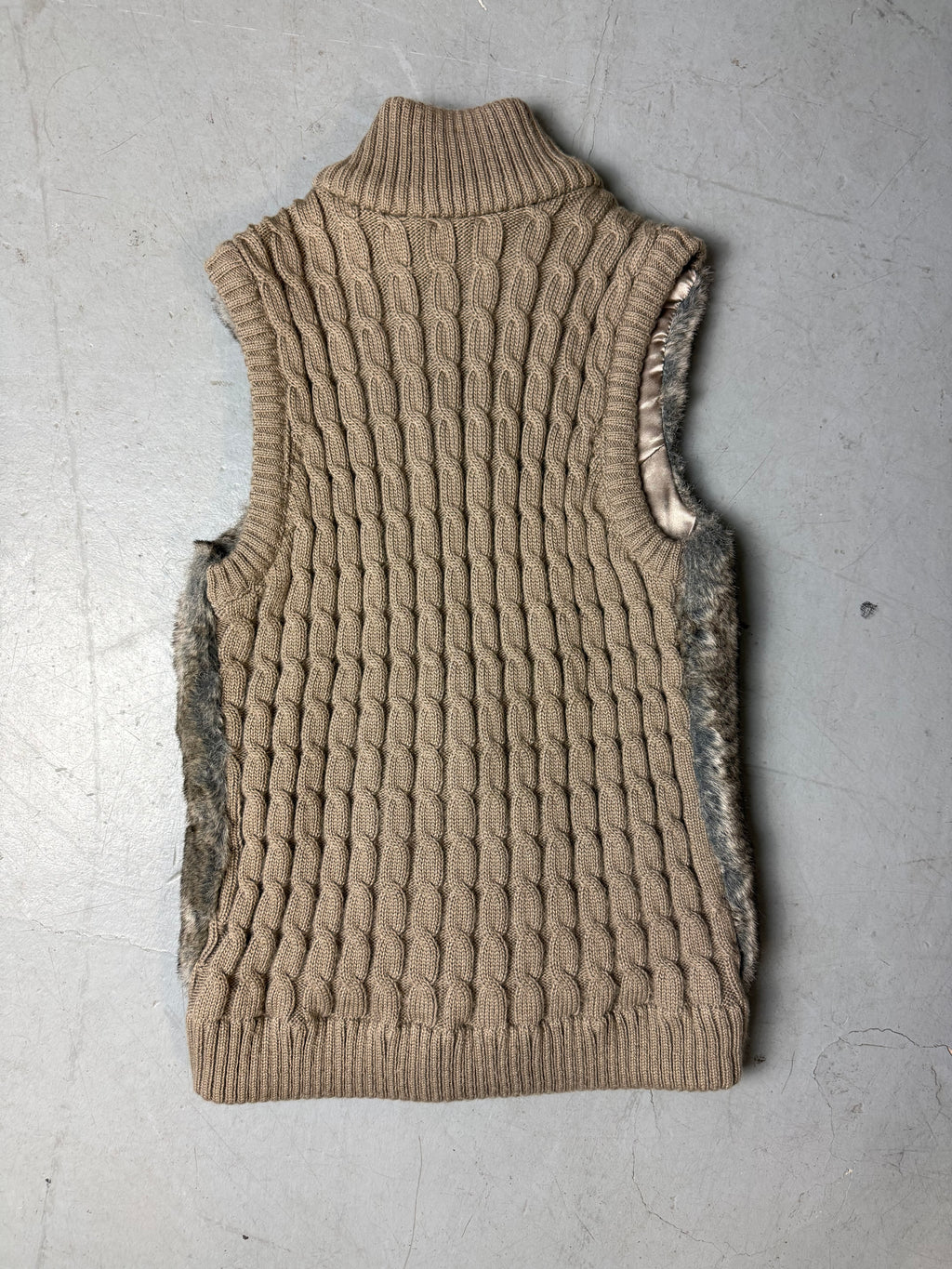 Produktbild von einer Vintage Brown Faux Fur Knit Vest von hinten