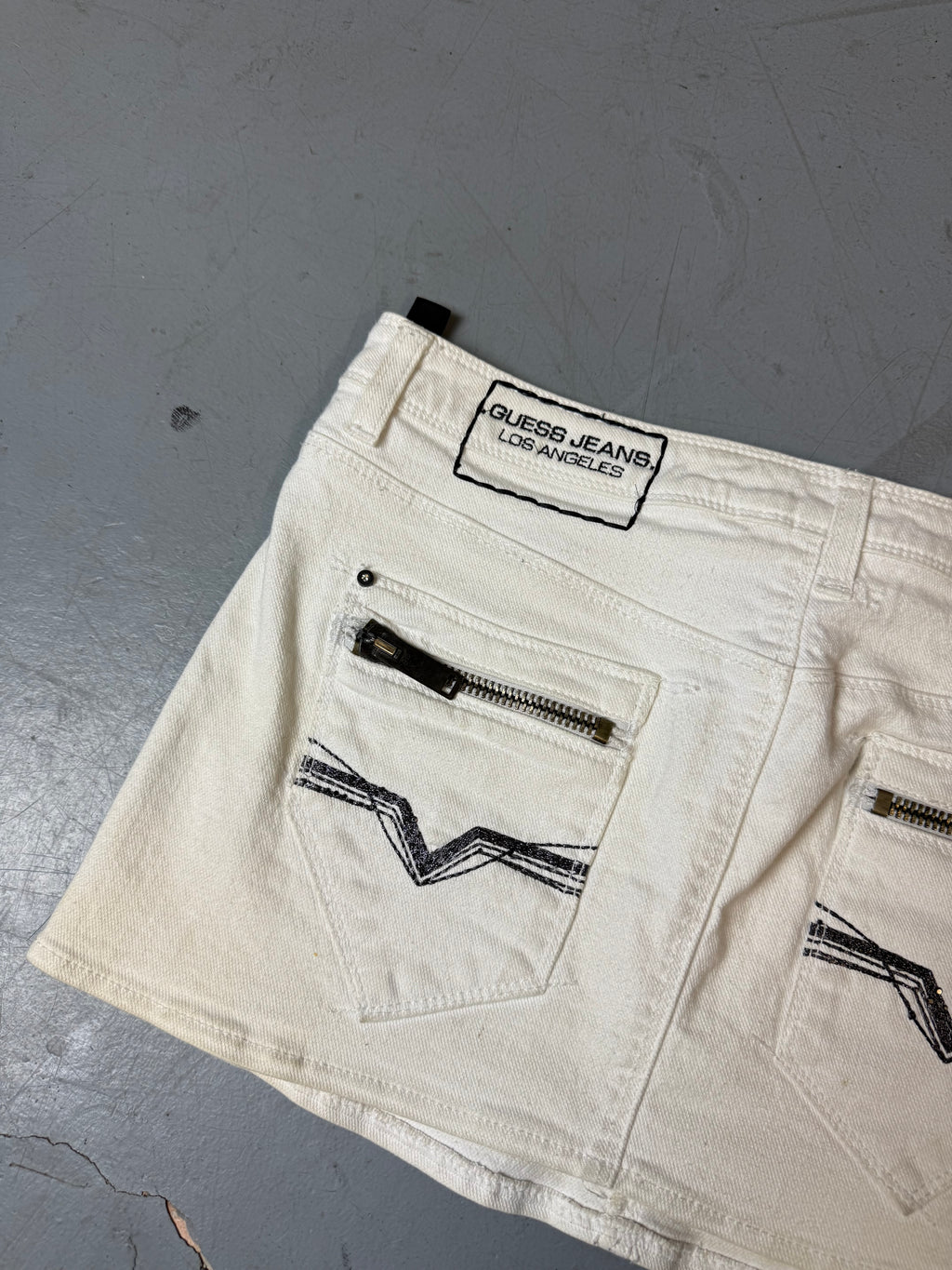 Ein weißer Mini Rock von guess 