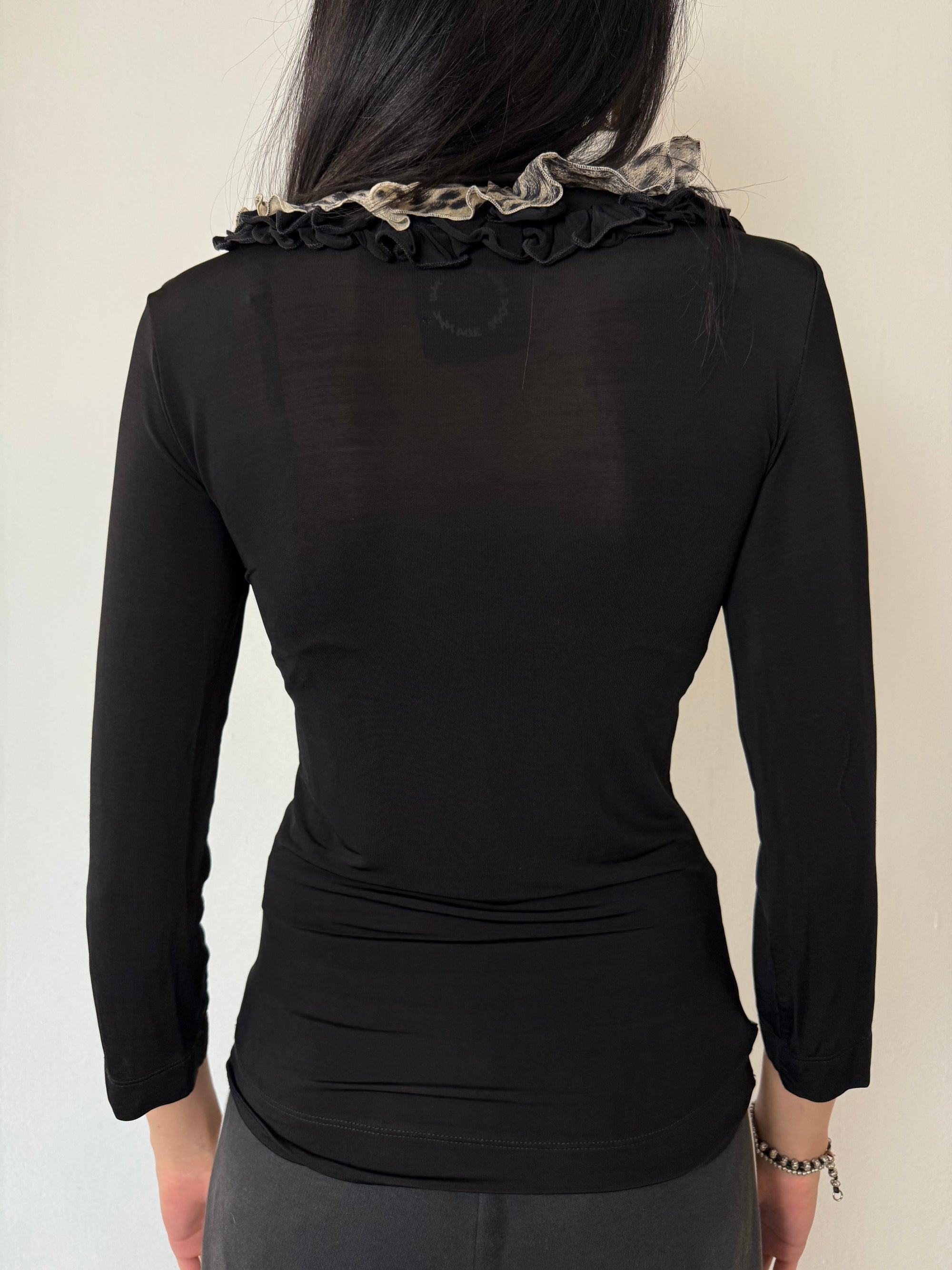 Eine schwarze Bluse mit halblangen Ärmeln und Leoparden Ruffle am Kragen von Cavalli