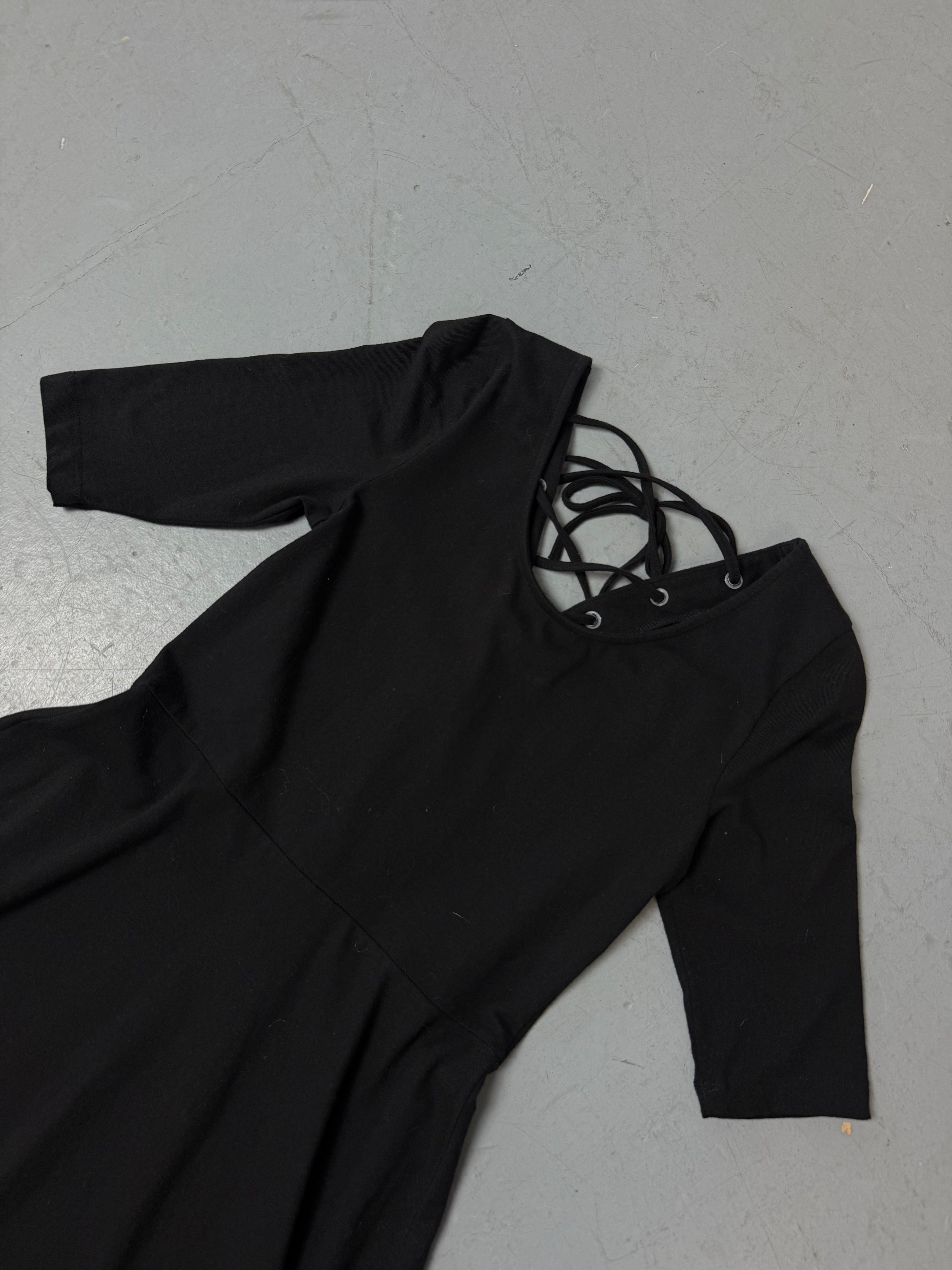 Ein schwarzes midi Kleid mit teils offenem Rücken und kurzen Ärmeln in S